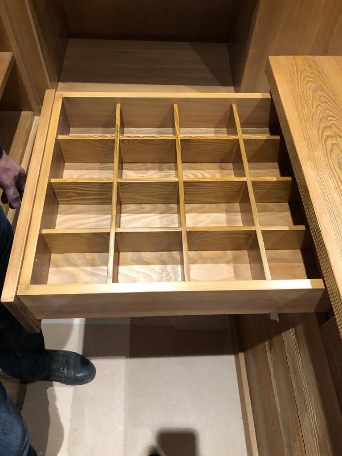 Гардеробная комната из натурального дерева на заказ