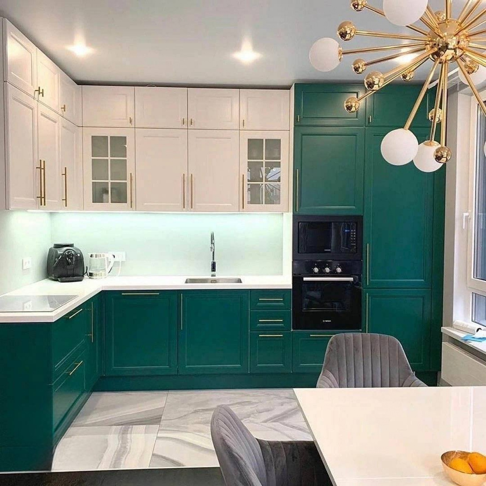 Угловая кухня в классическом стиле с фрезерованными фасадами в эмали