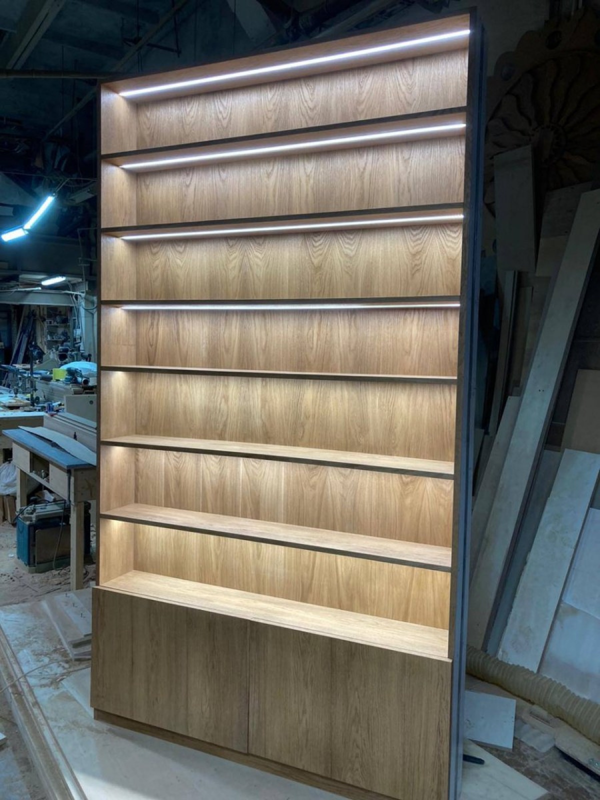 Стеллаж с подсветкой из МДФ в шпоне