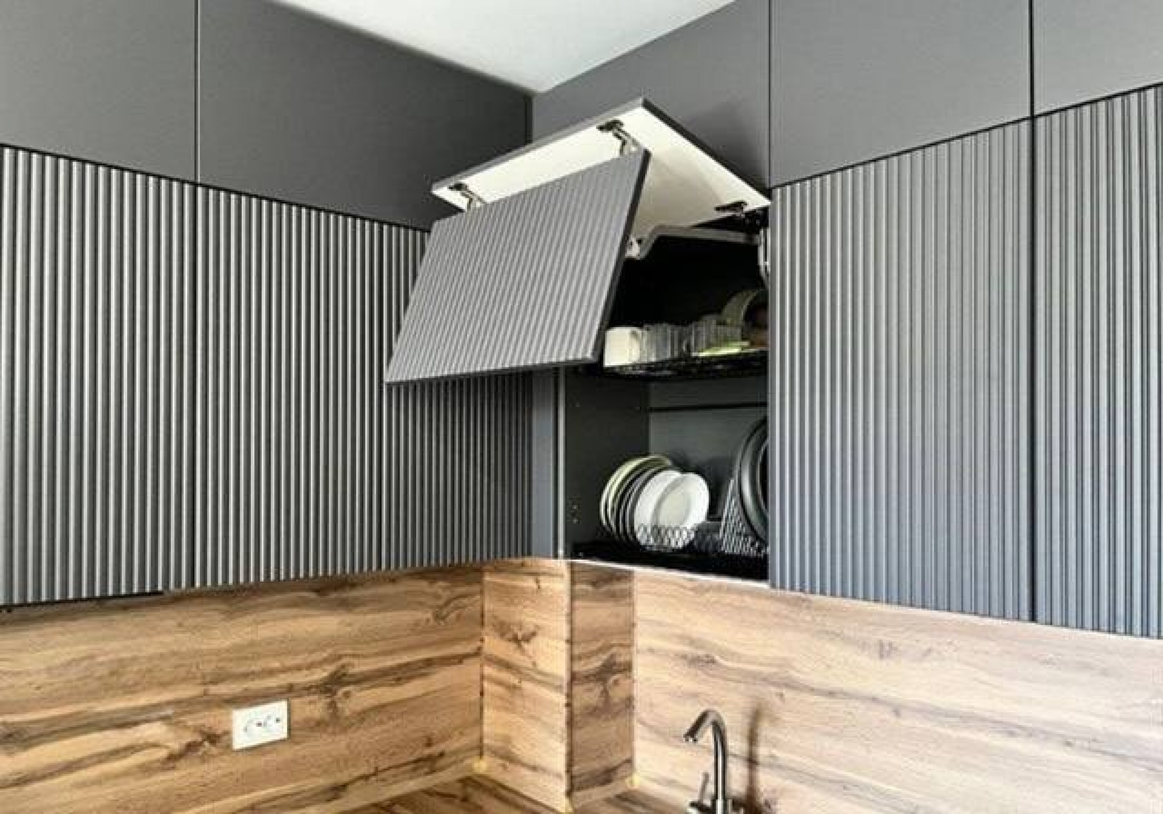 Антрацитовая минималистичная кухня с фрезеровкой и профилем Gola — реализовано в Новых Ватутинках