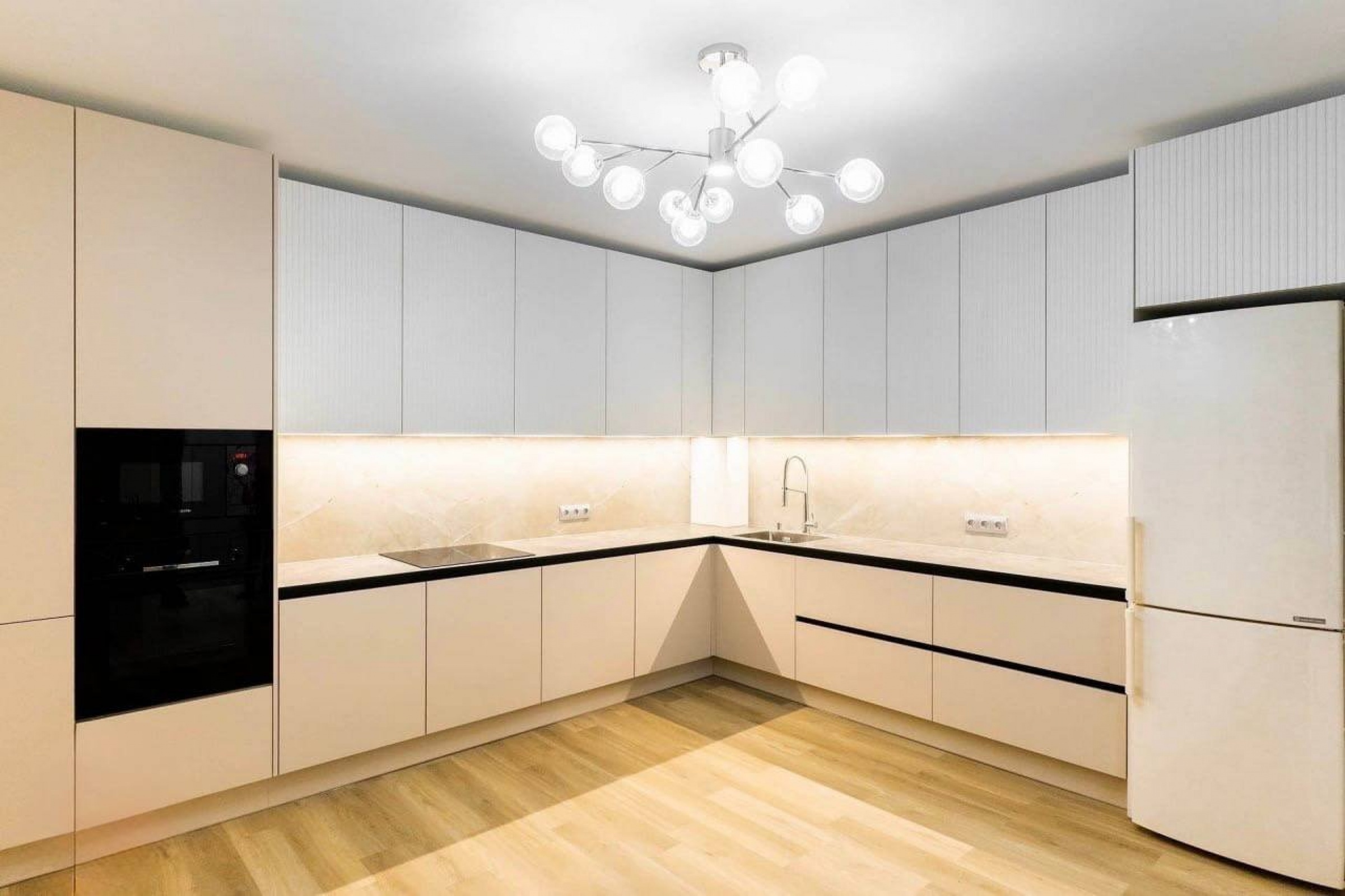 Угловая кухня с фасадами из МДФ в эмали и ручками Gola