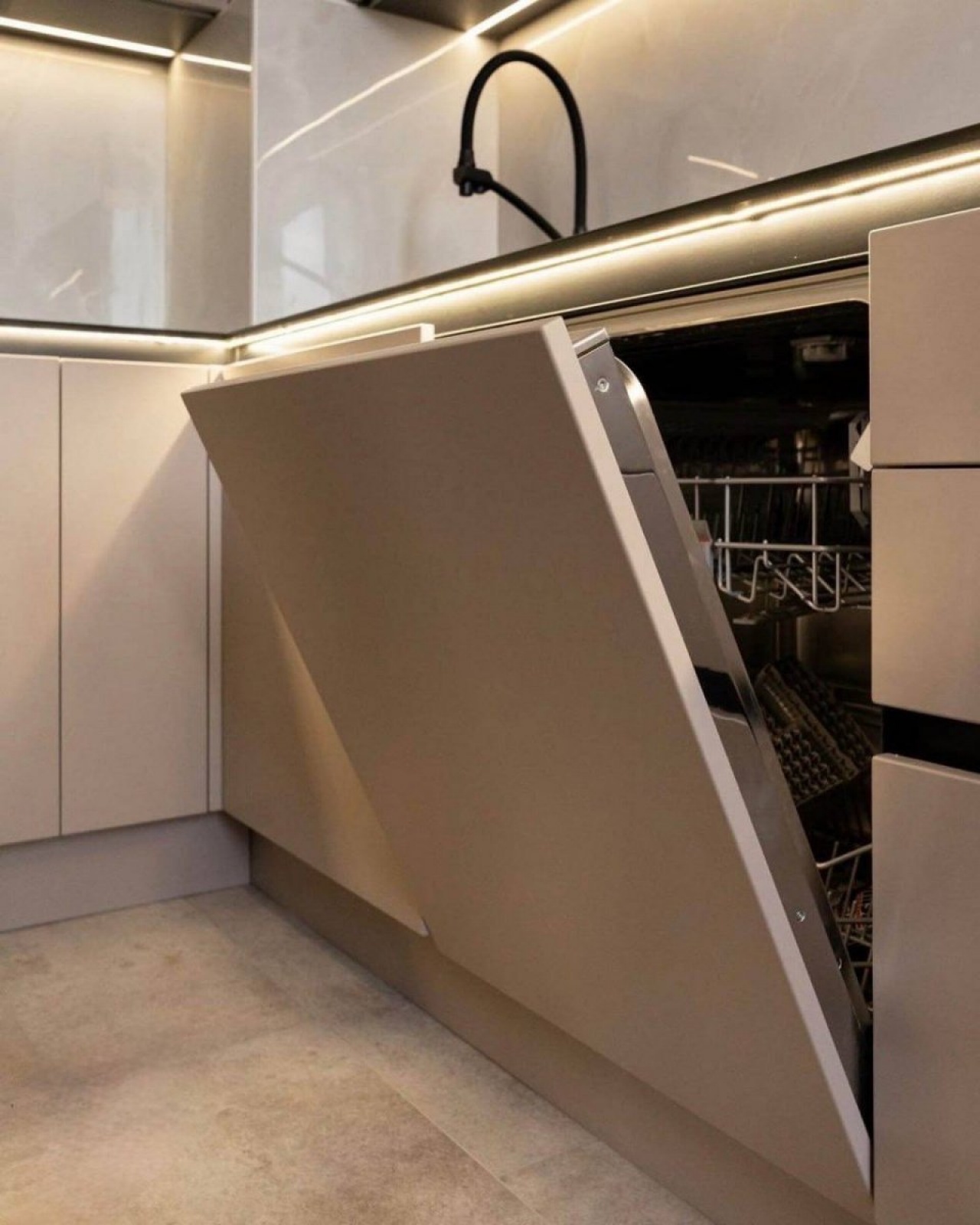 Угловая кухня с фасадами из МДФ в эмали