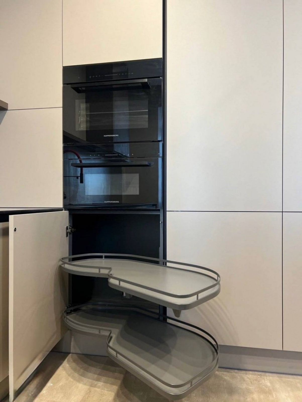 Премиальная кухня с фасадами из МДФ в эмали и акриловой столешницей