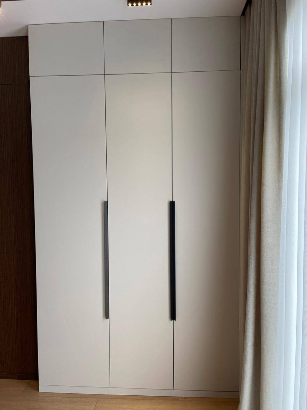 Распашной шкаф с антресолью из МДФ в пленке ПВХ на заказ в Одинцово