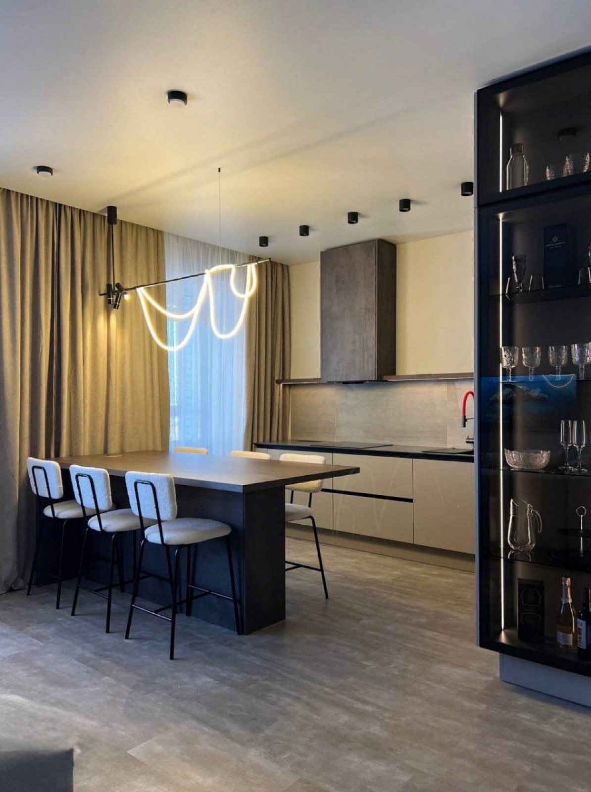 Премиальная кухня с фасадами из МДФ в эмали и акриловой столешницей