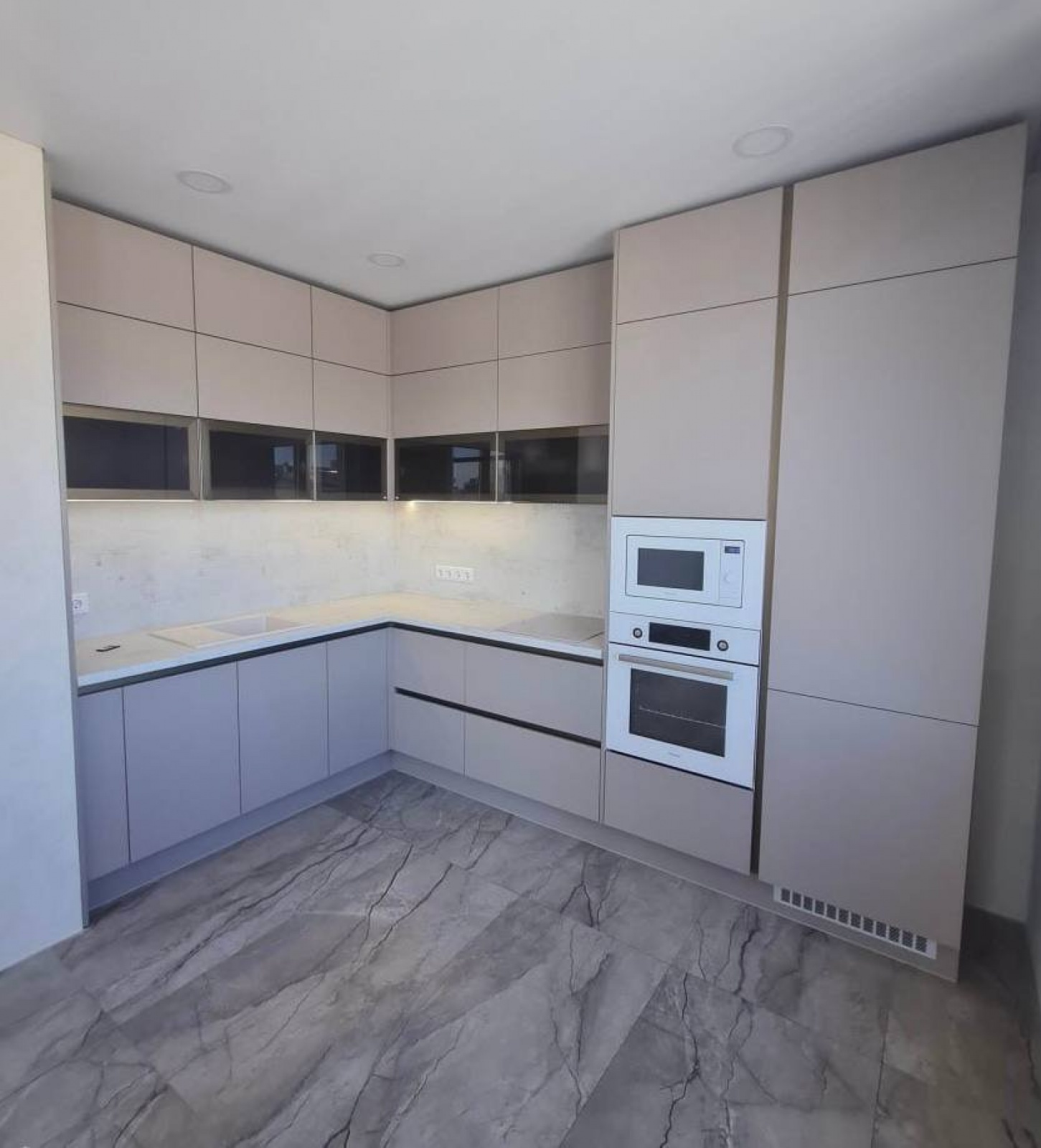 Современная угловая кухня из МДФ в пленке в Апрелевке