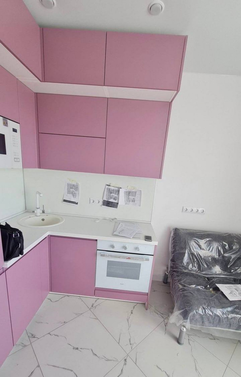 Современная розовая кухня в эмали с немецкими аксессуарами — проект в Домодедово