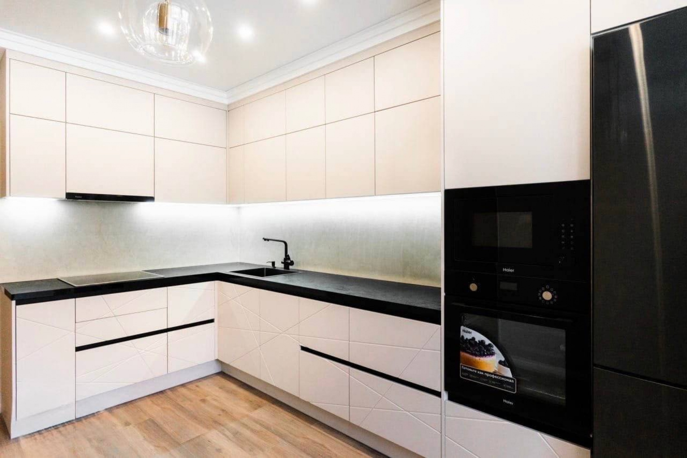 Угловая кухня - фасады из МДФ в эмали, корпус ЛДСП