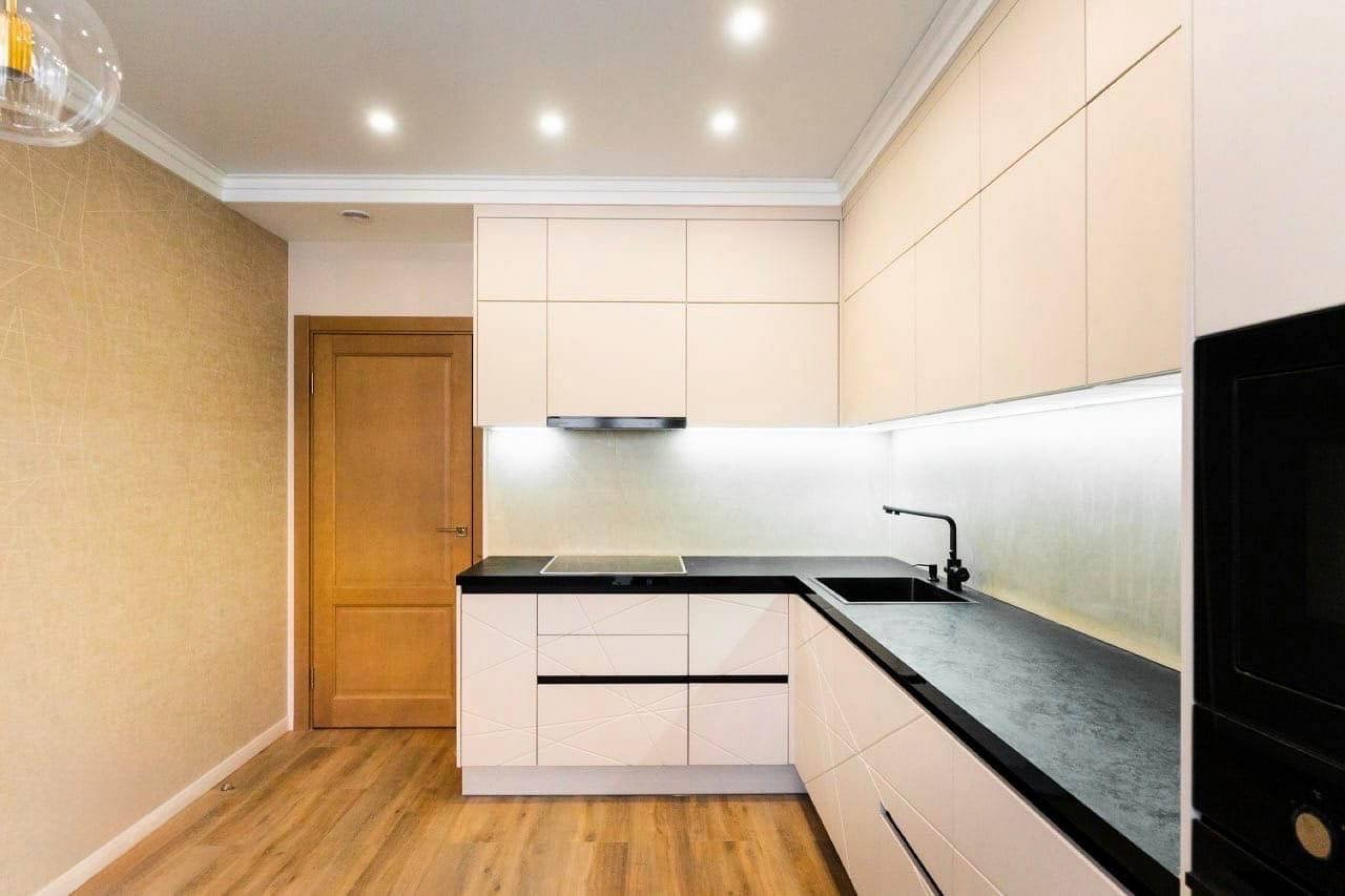 Угловая кухня - фасады из МДФ в эмали, корпус ЛДСП