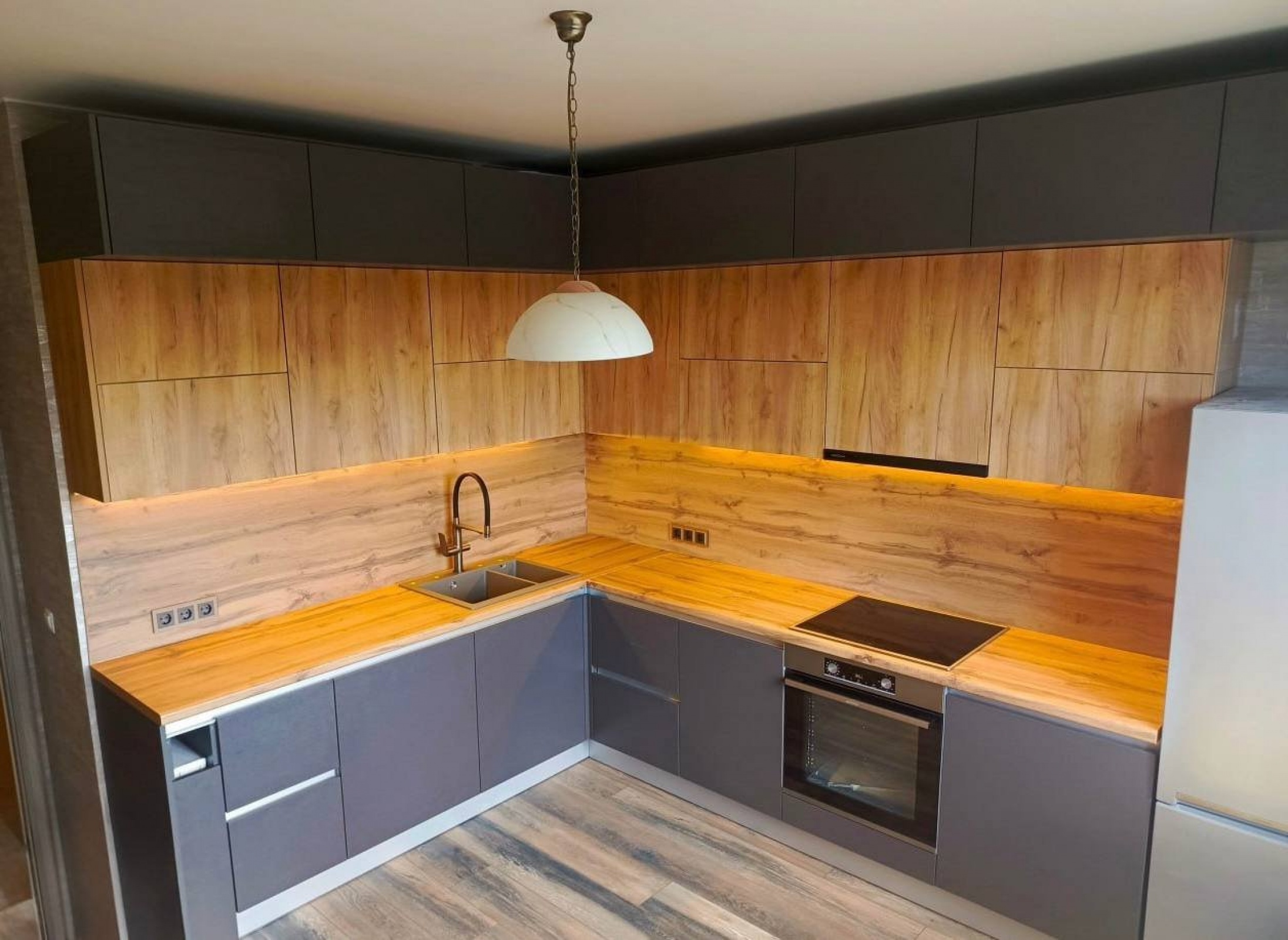 Угловая кухня «Элеганс» с LED подсветкой и профильными ручками Gola