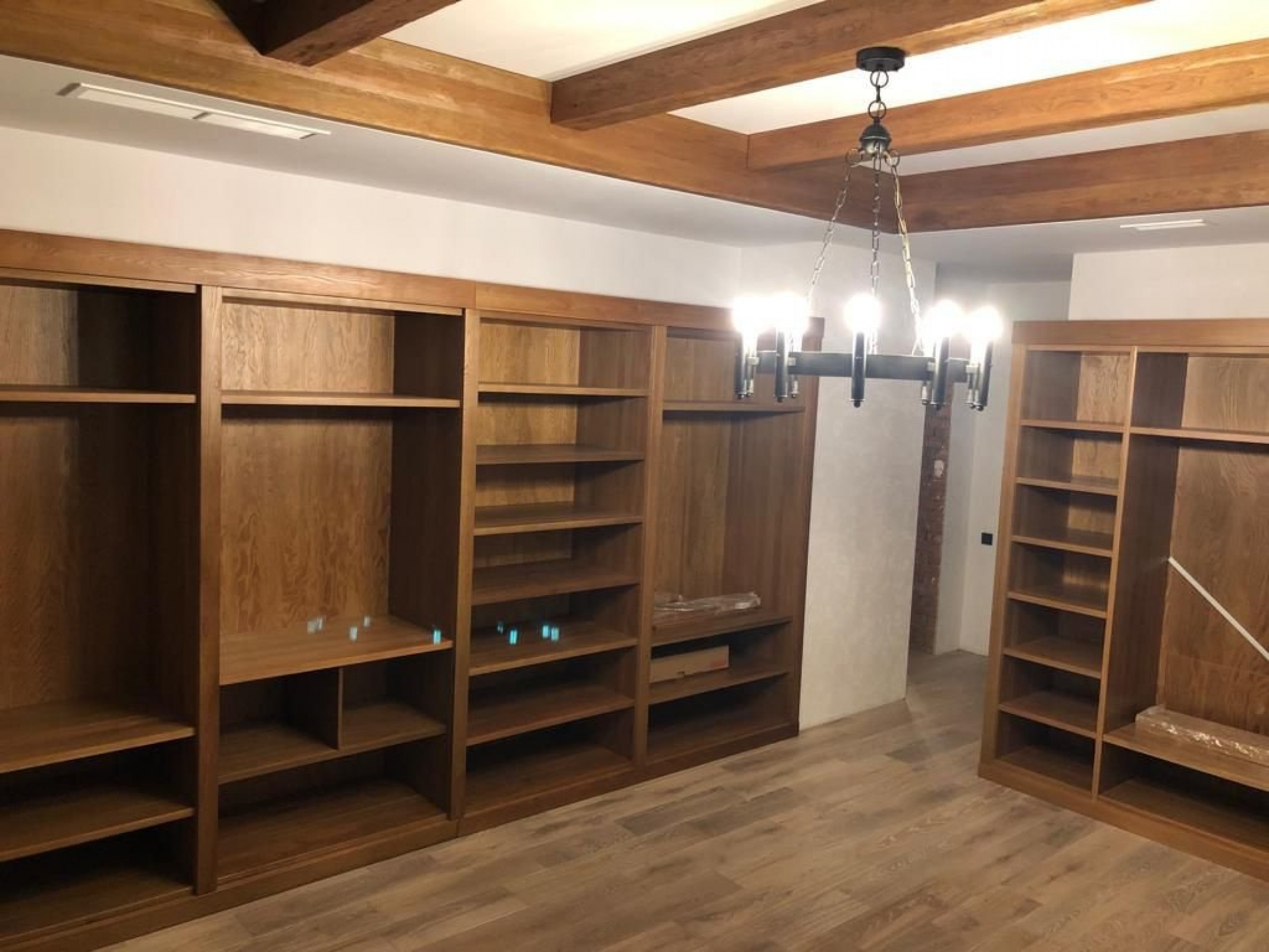 Гардеробная комната из натурального дерева на заказ