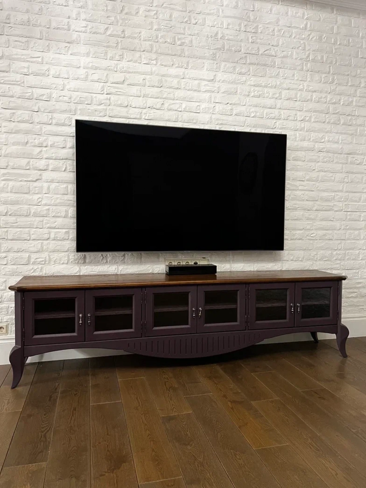 Тумба под ТВ с ретро-дизайном и стеклянными дверцами