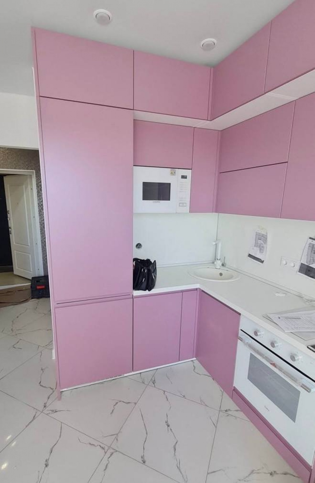 Современная розовая кухня в эмали с немецкими аксессуарами — проект в Домодедово