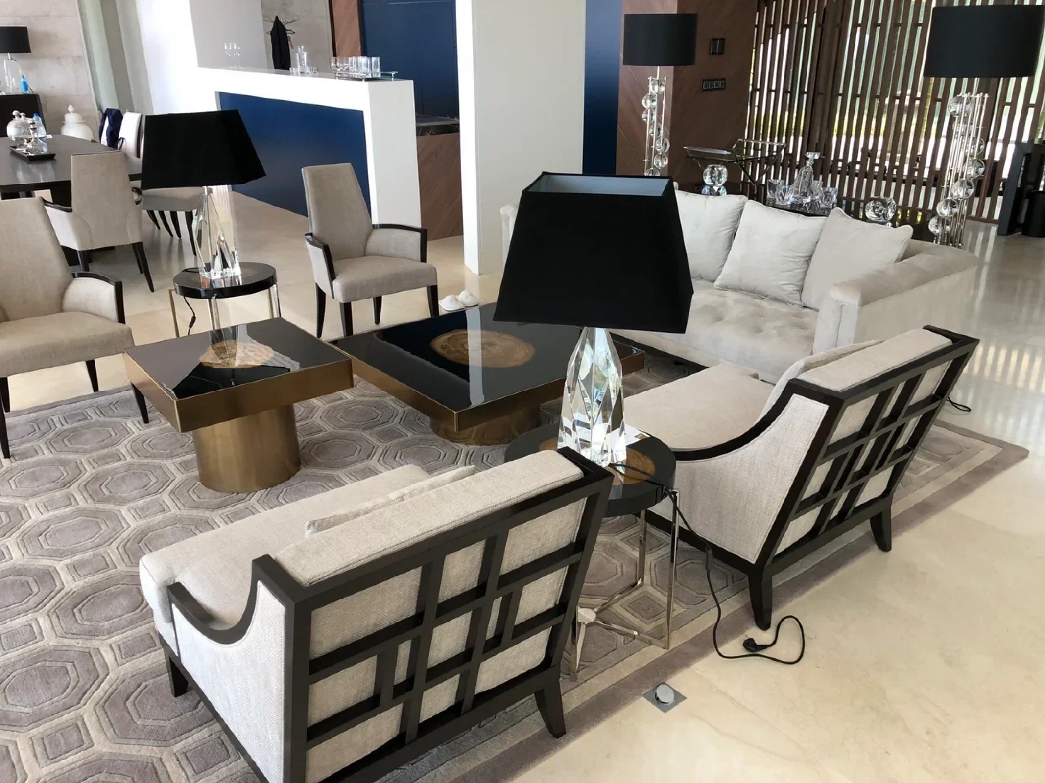 Комплект современной гостиной мебели с дизайнерским журнальным столиком и мягким диваном