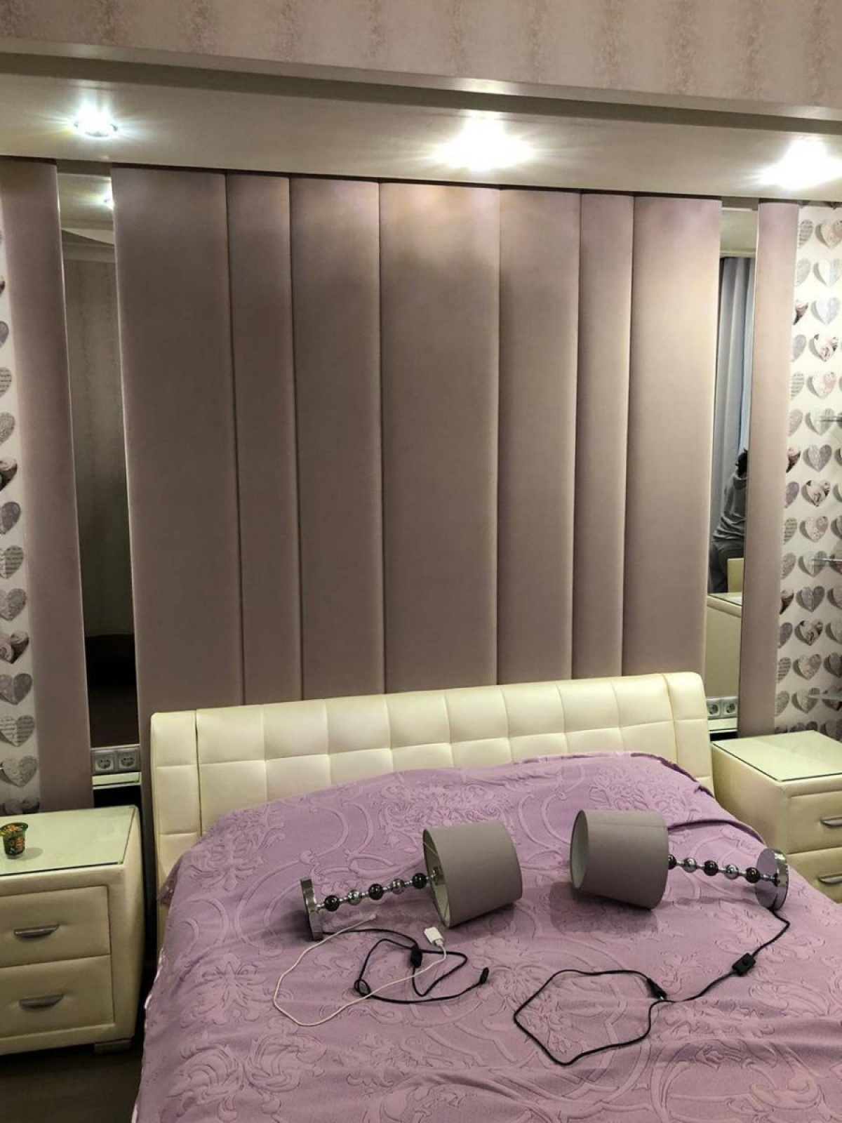 Двуспальная кровать с мягким изголовьем и тумбочками