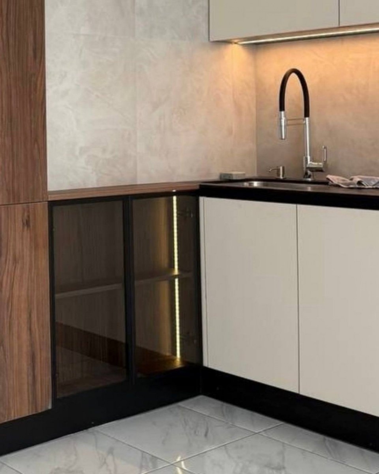 Кухня в городе Истра — тонированное стекло в алюминии, профиль Gola и мягкая подсветка