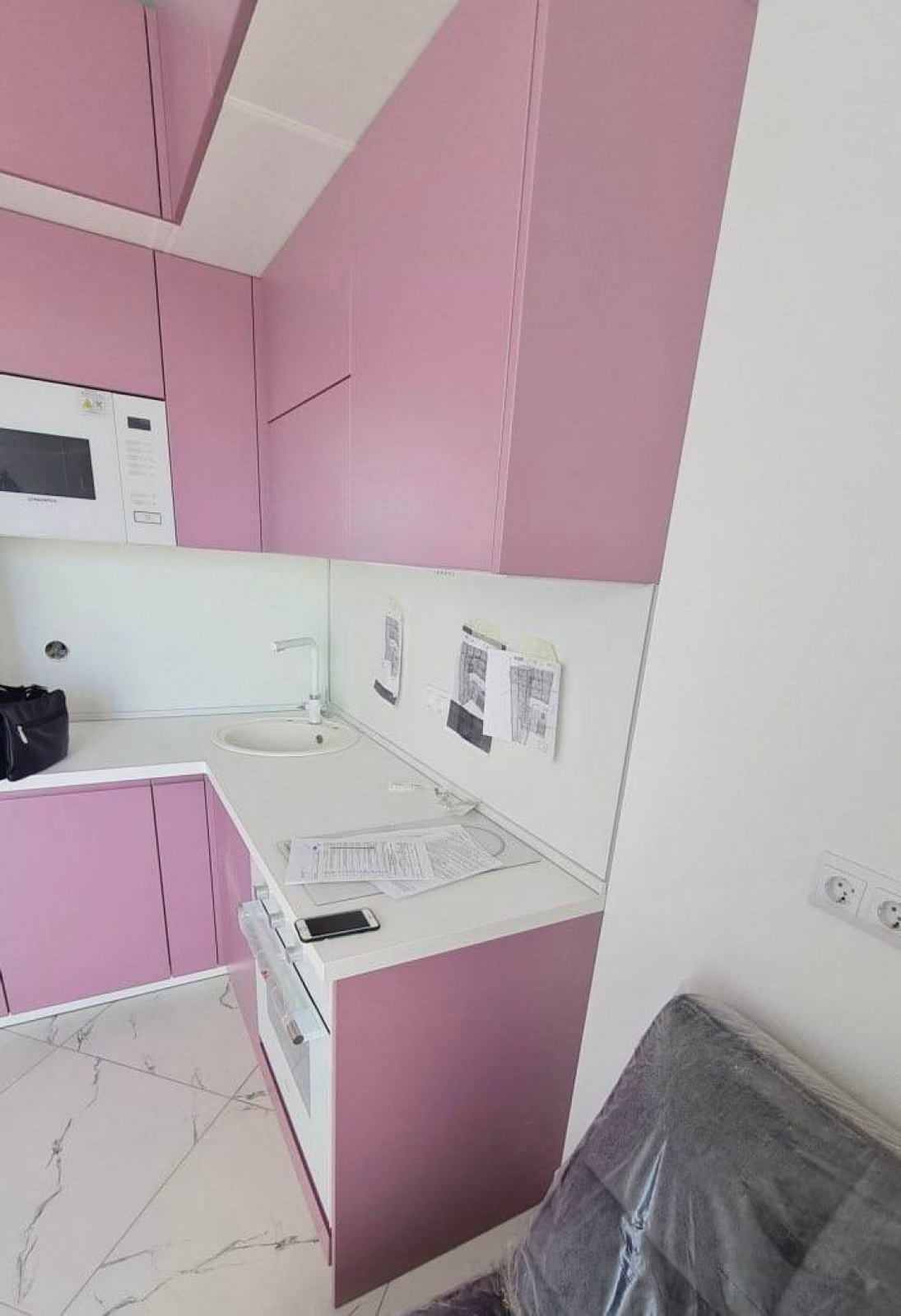 Современная розовая кухня в эмали с немецкими аксессуарами — проект в Домодедово