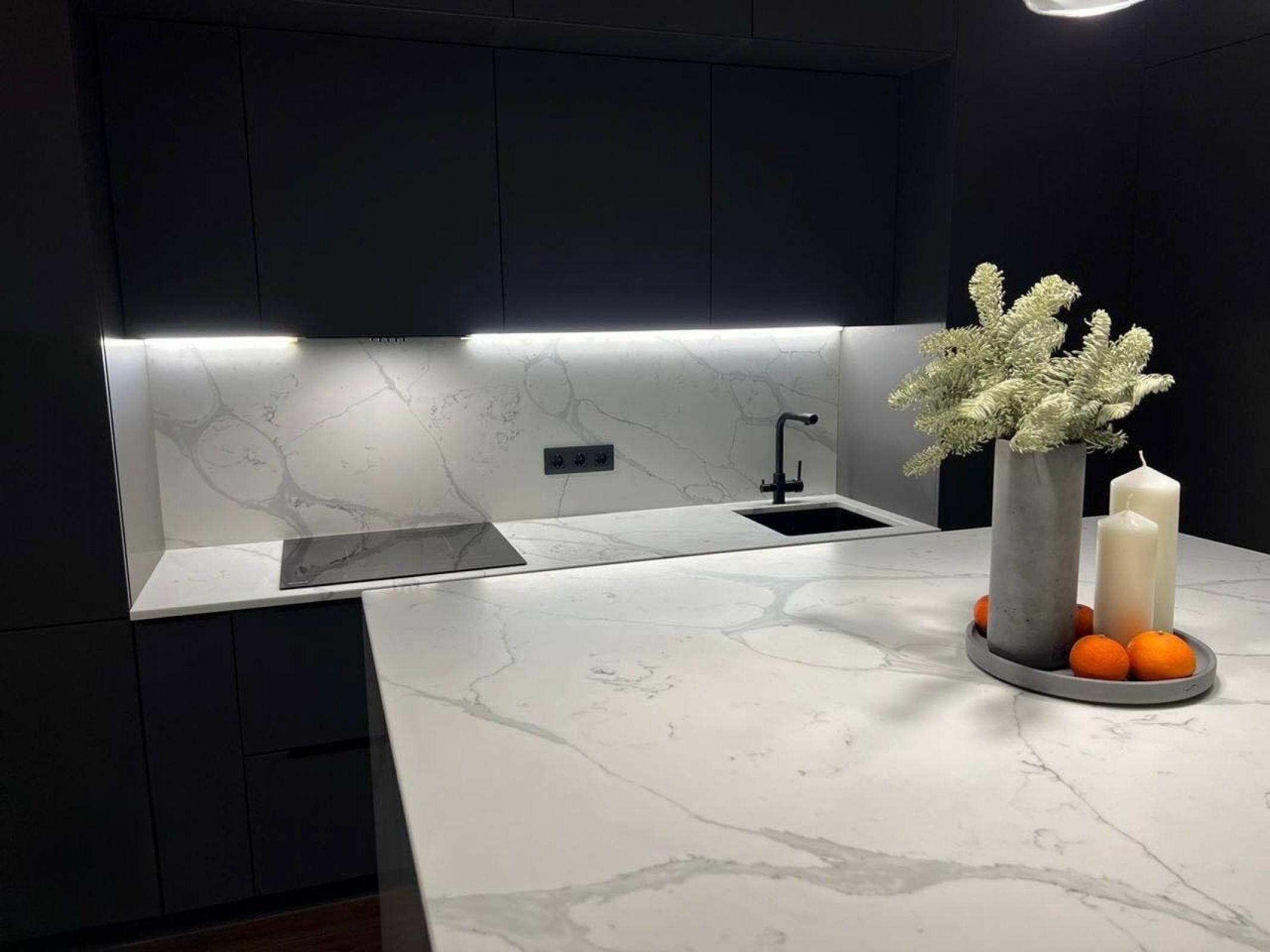 Современная кухня с фасадами из шпона и столешницей из кварцевого агломерата Calacata