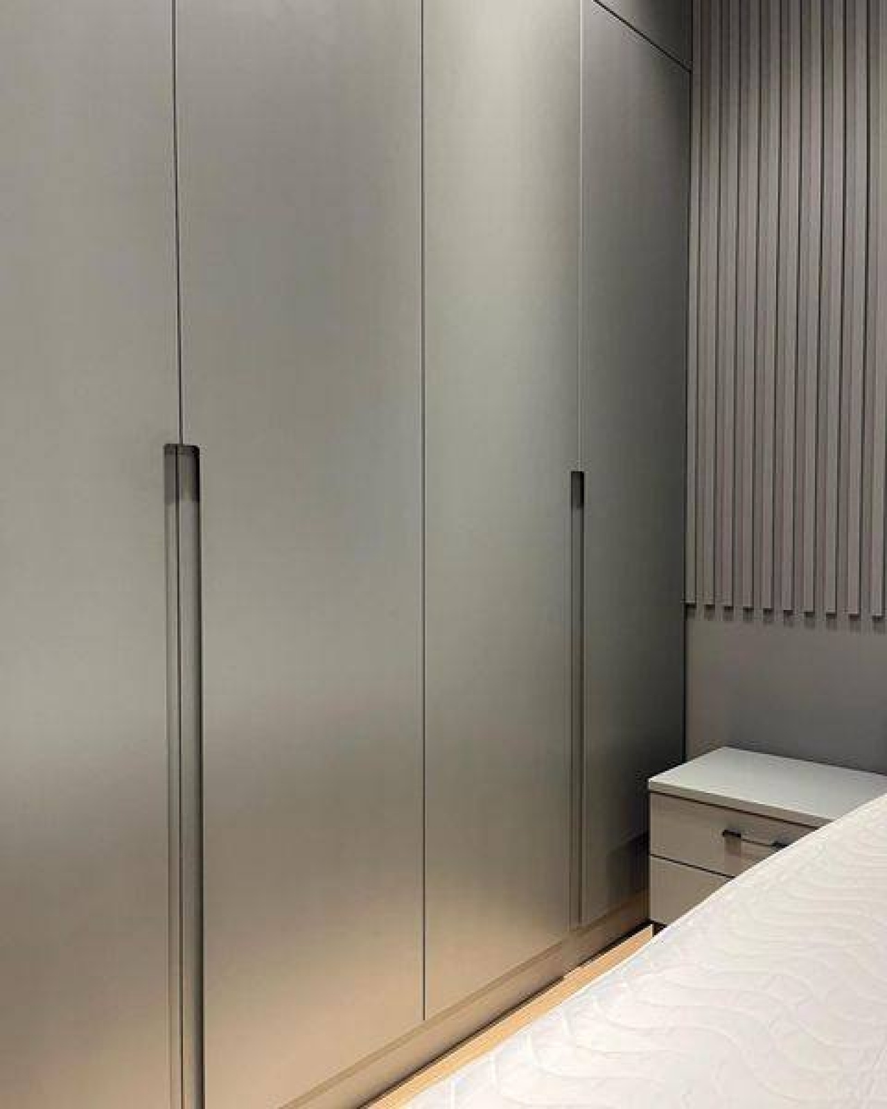 Шкаф МДФ в эмали с интегрированными ручками и фурнитурой Blum — гардероб 1900 мм для спальни, производство в Москве под заказ