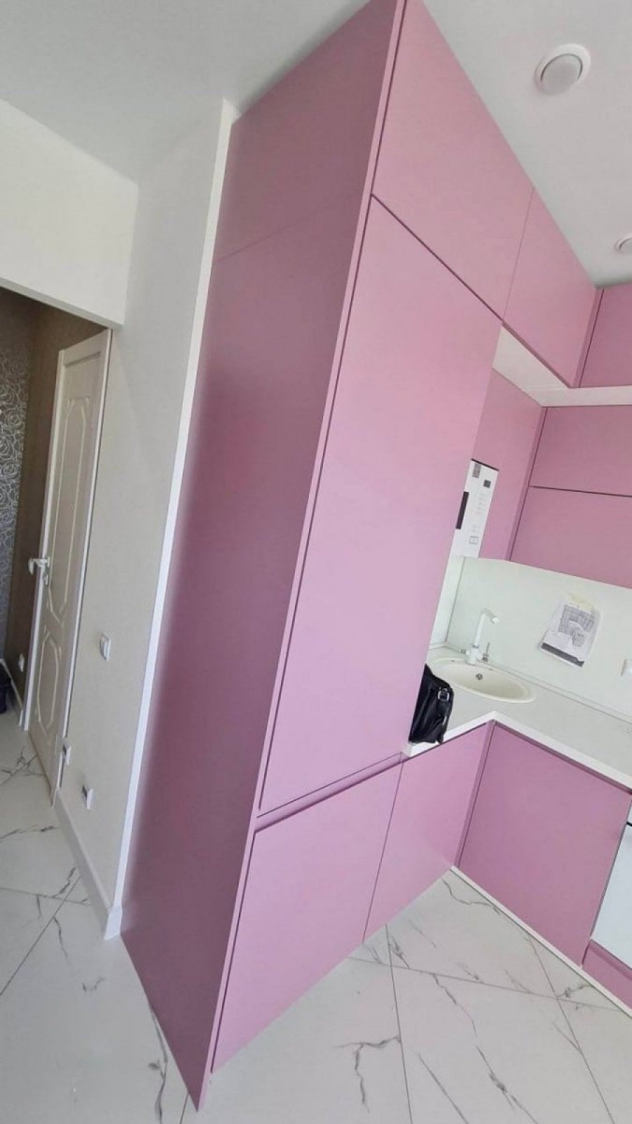 Современная розовая кухня в эмали с немецкими аксессуарами — проект в Домодедово