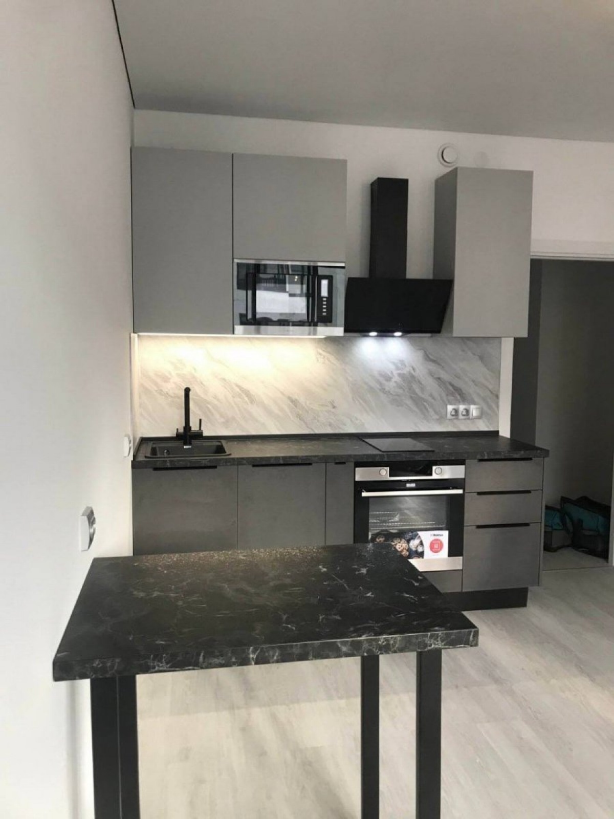 Современная кухня из ЛДСП Kronospan с интегрированными торцевыми ручками