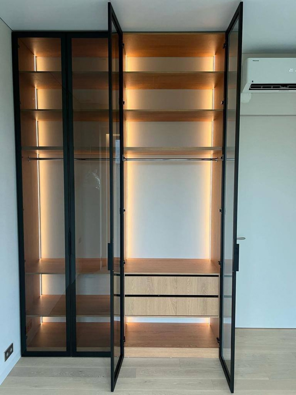 Современная гардеробная с LED-подсветкой и стеклянными фасадами на заказ