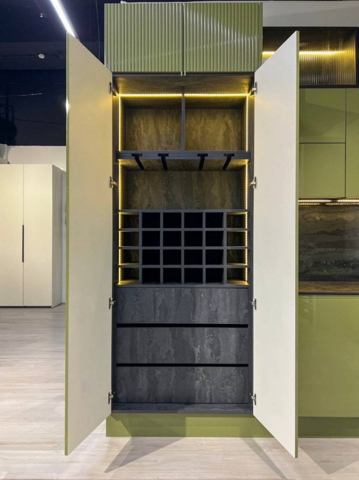 Угловая кухня 3000×3000×2596 мм — стекло + глянец RAL 6013, профиль Gola