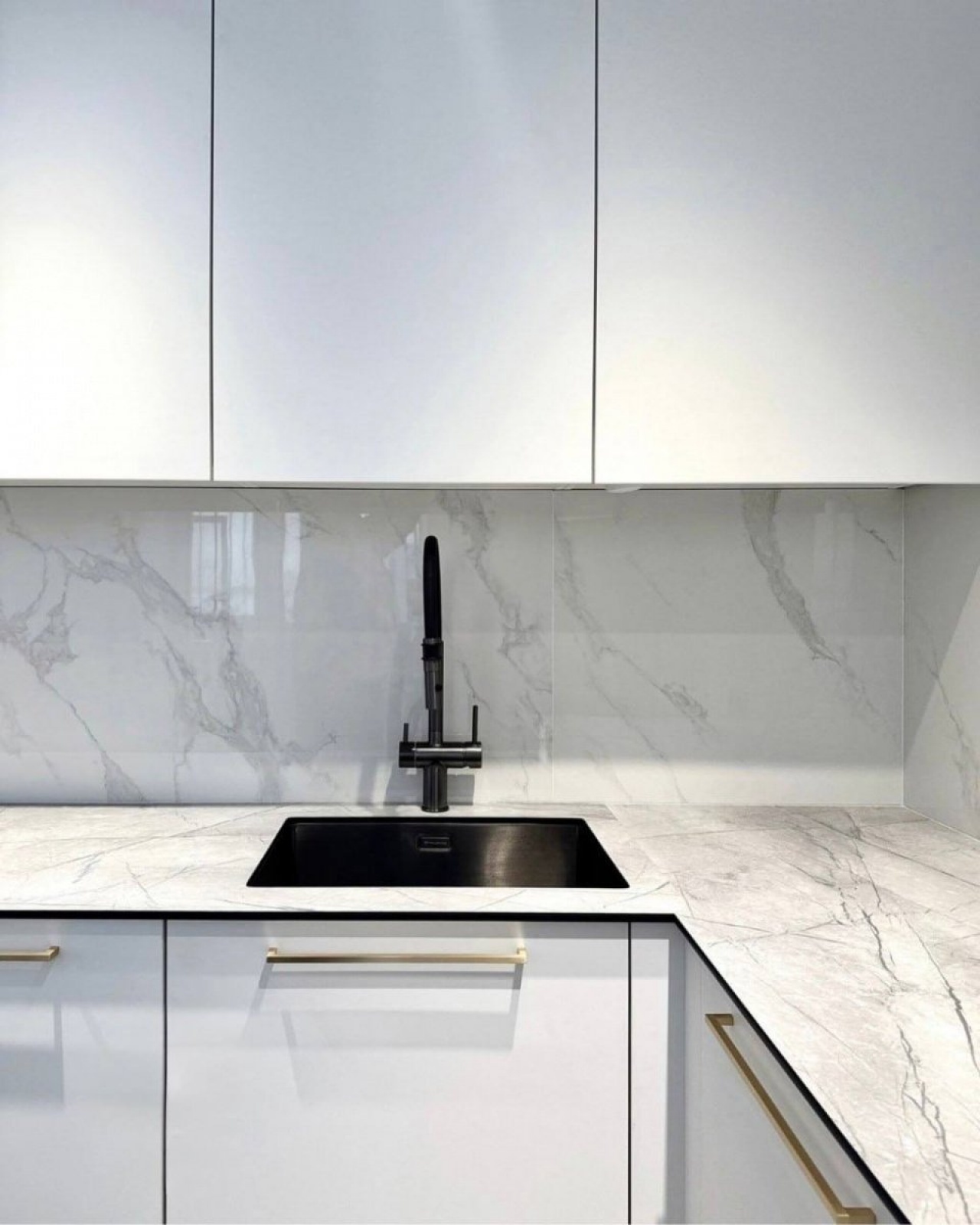 Кухня «Светлый лён» с золотистыми ручками