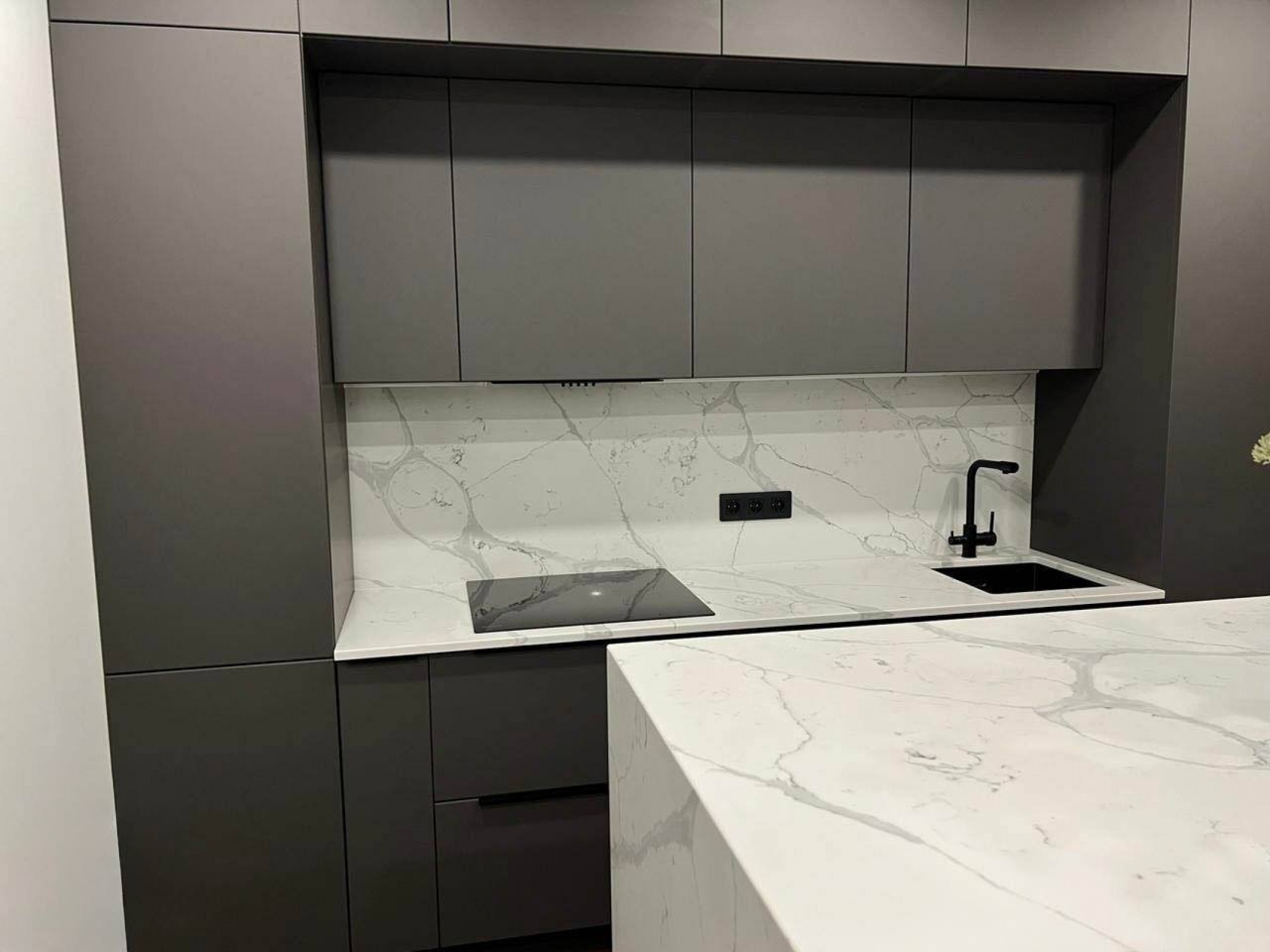 Современная кухня с фасадами из шпона и столешницей из кварцевого агломерата Calacata