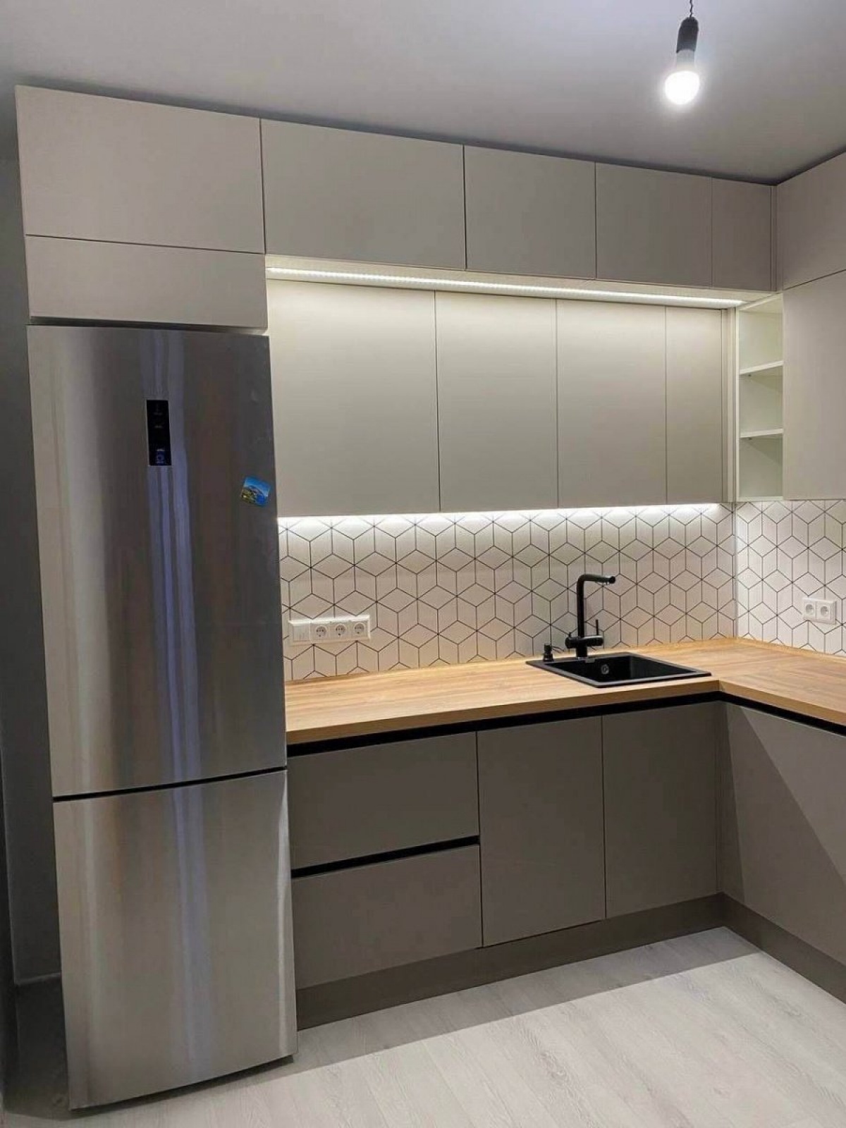 Угловая кухня с подсветкой и профилем Gola в Люберцах