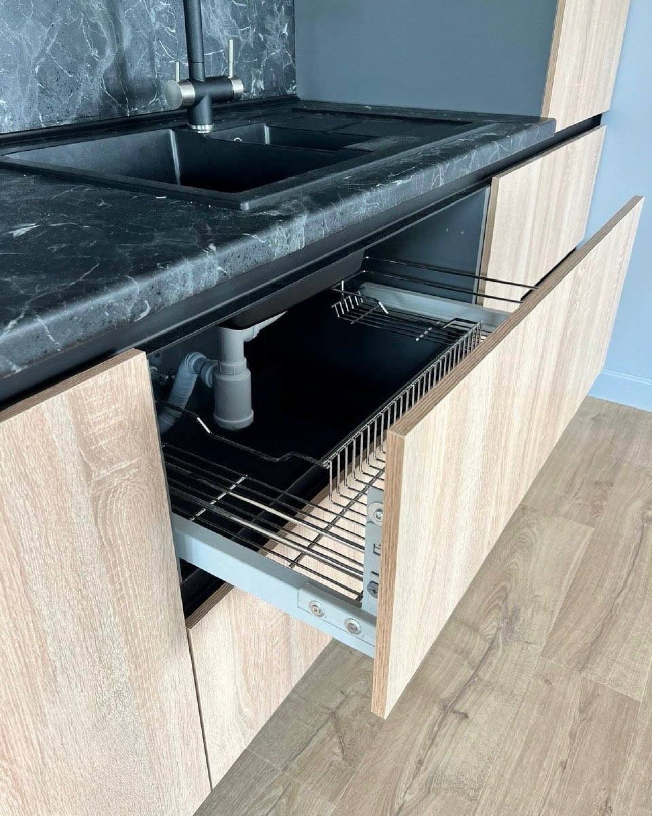 Современная кухня из ЛДСП Kronospan с фурнитурой Hettich в Москве