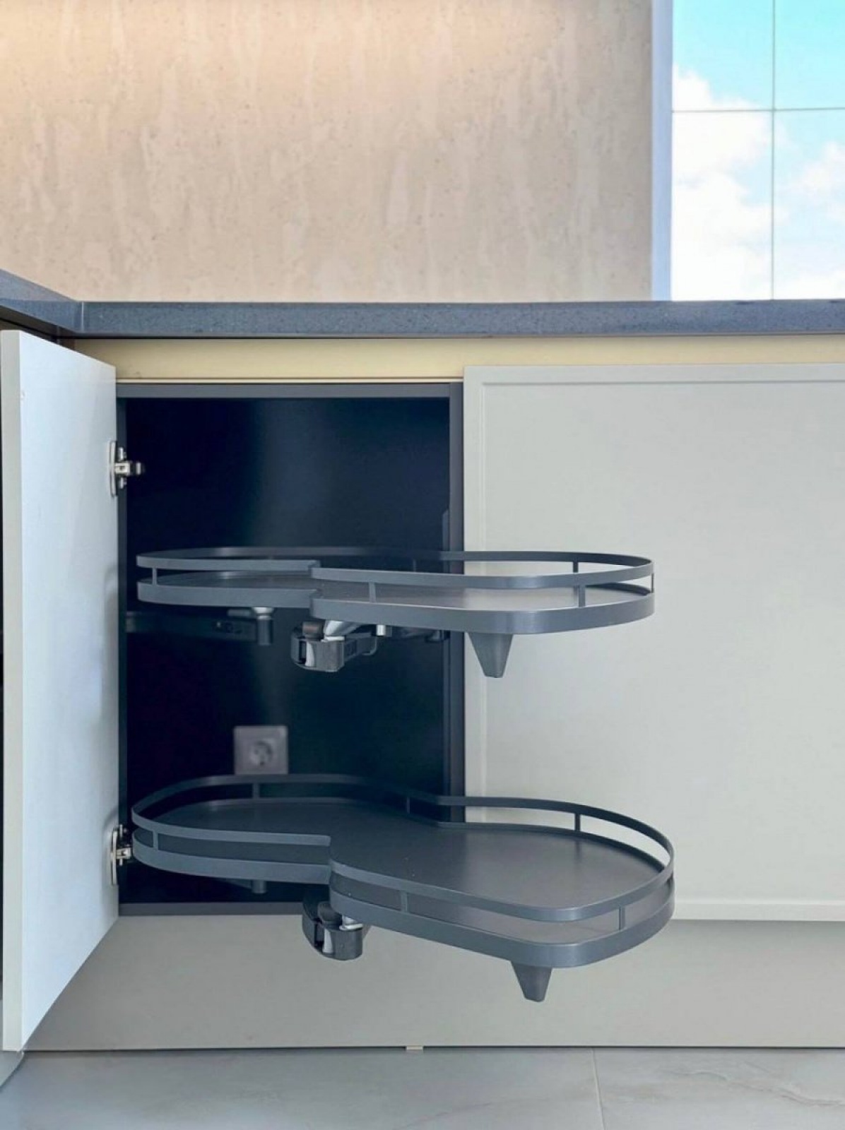 Современная кухня с акриловой столешницей и фасадами в эмали