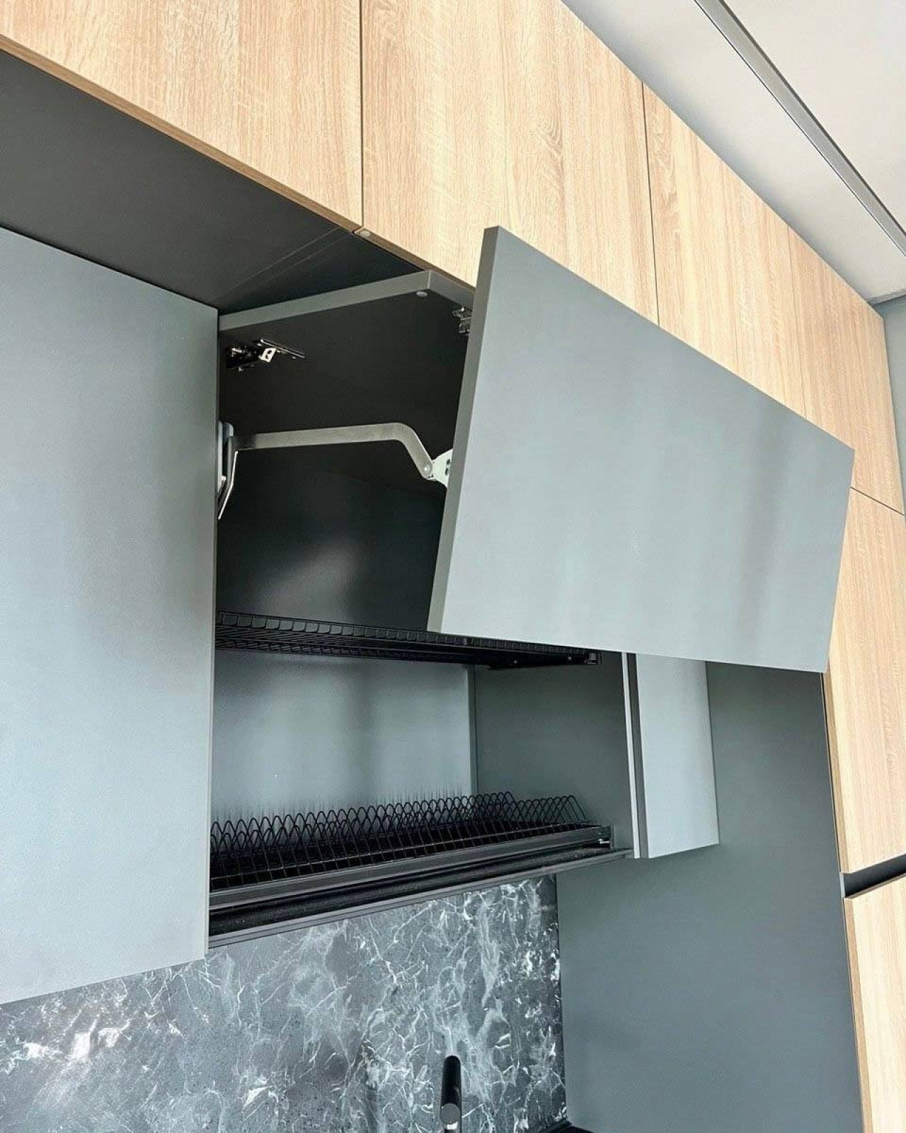 Современная кухня из ЛДСП Kronospan с фурнитурой Hettich в Москве