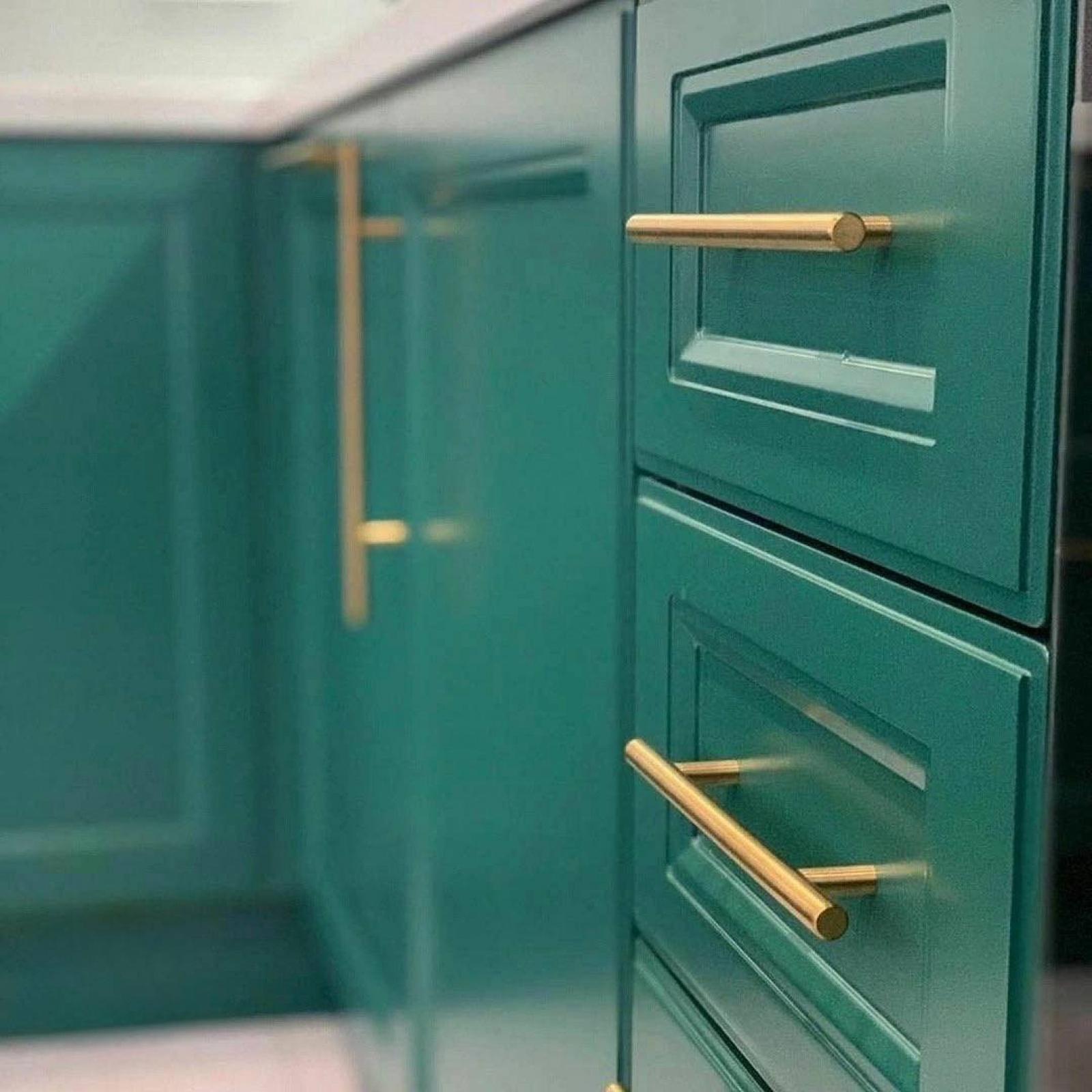 Угловая кухня в классическом стиле с фрезерованными фасадами в эмали