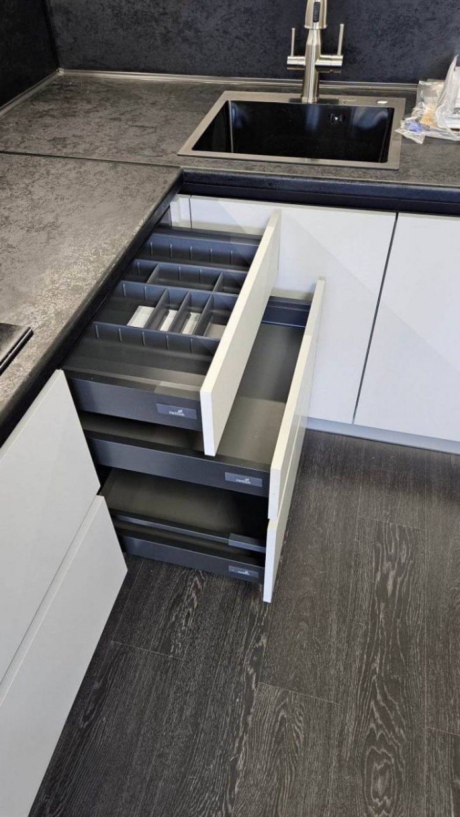 Угловая кухня с фасадами из МДФ в пленке в Воскресенске