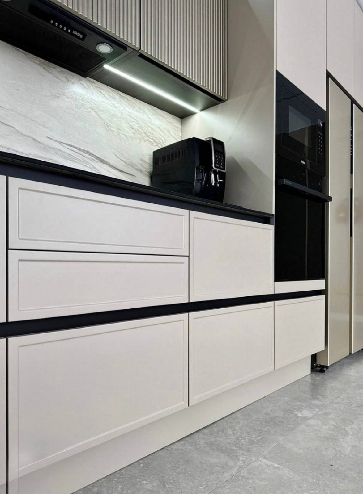 Современная кухня с фрезерованными фасадами МДФ в эмали в Волоколамске