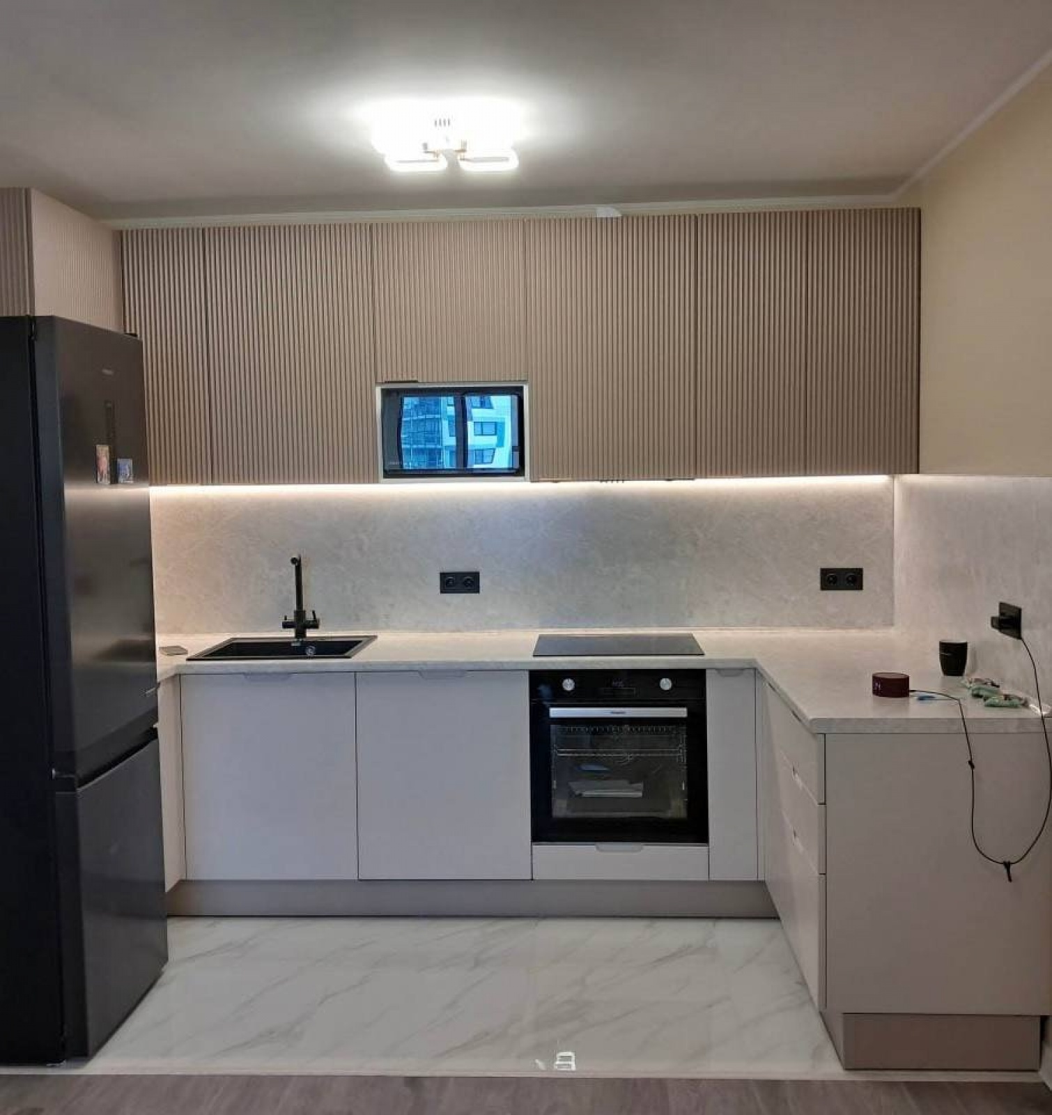 Кухонный гарнитур с фрезерованными фасадами и интегрированной LED-подсветкой