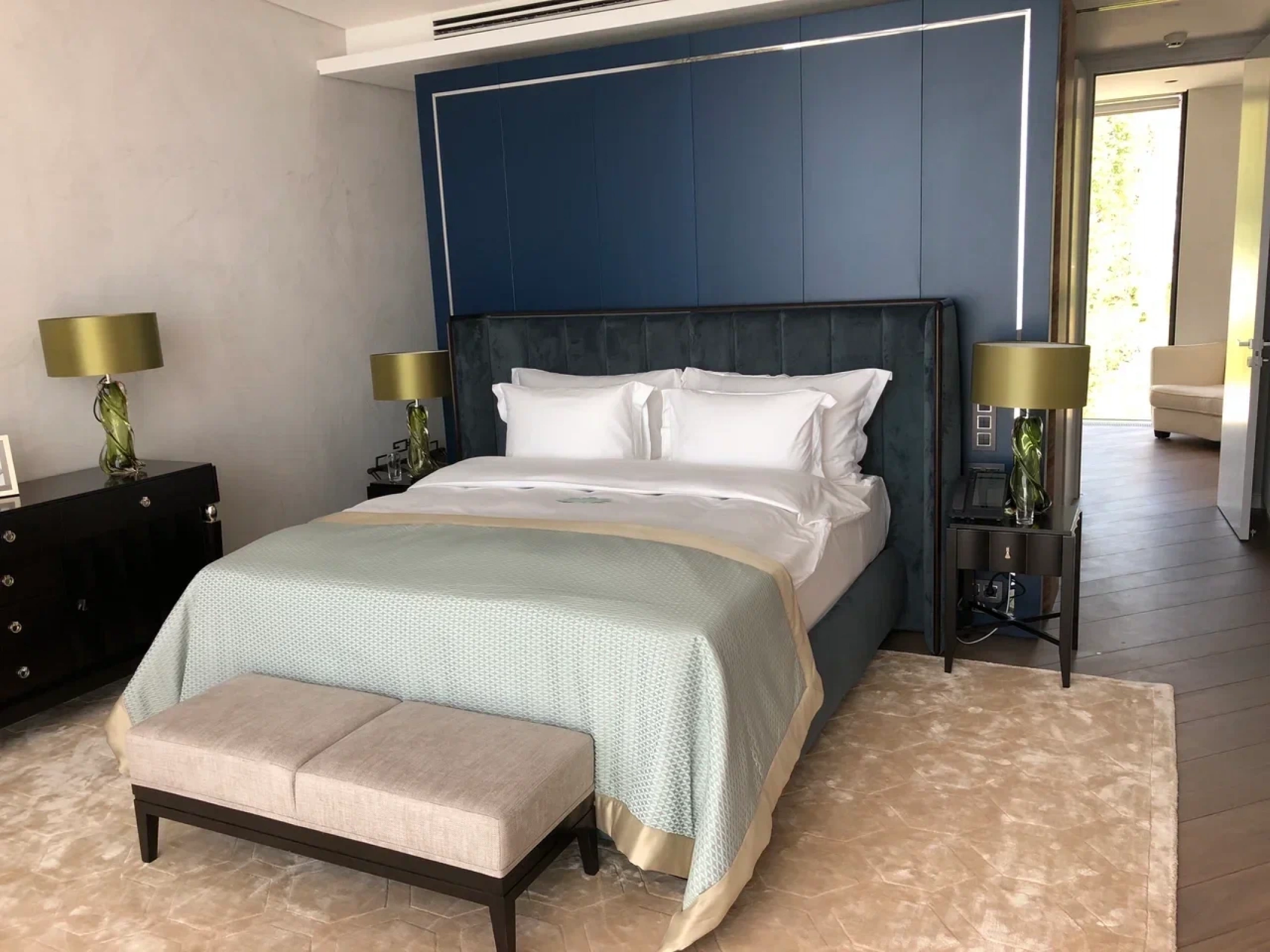 Двуспальная кровать с мягким изголовьем