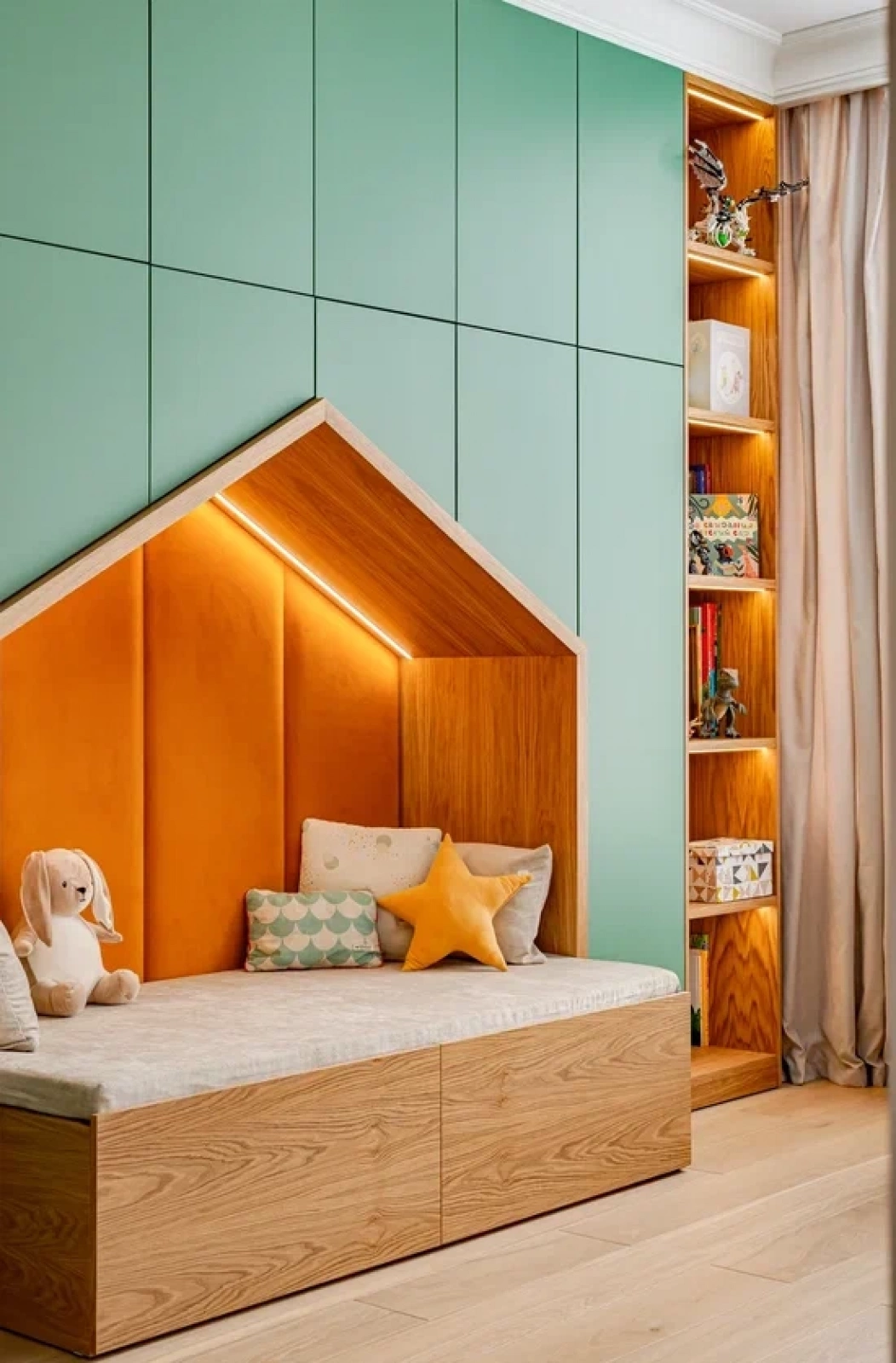 Двухъярусная деревянная кровать для детской комнаты