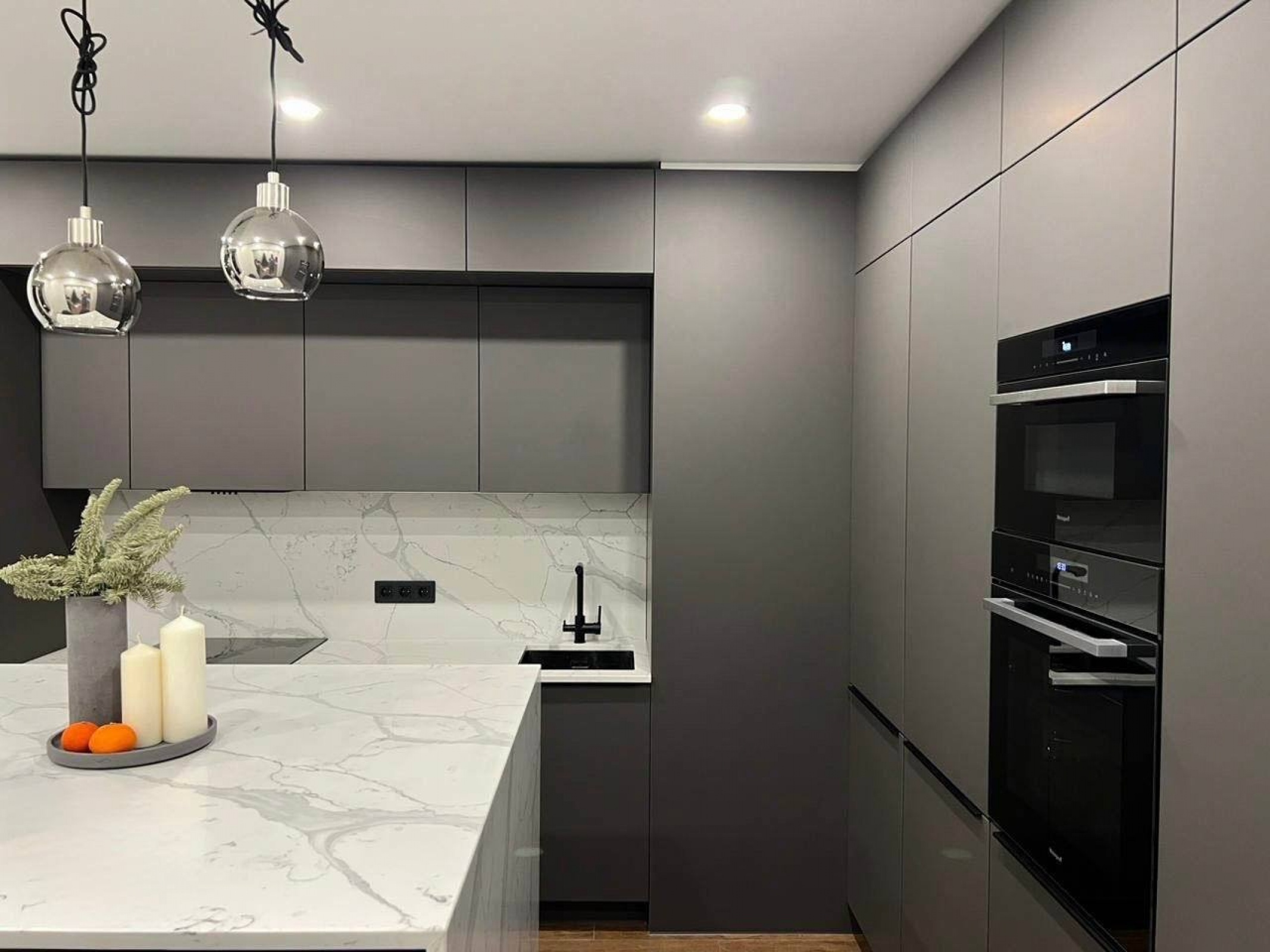 Современная кухня с фасадами из шпона и столешницей из кварцевого агломерата Calacata