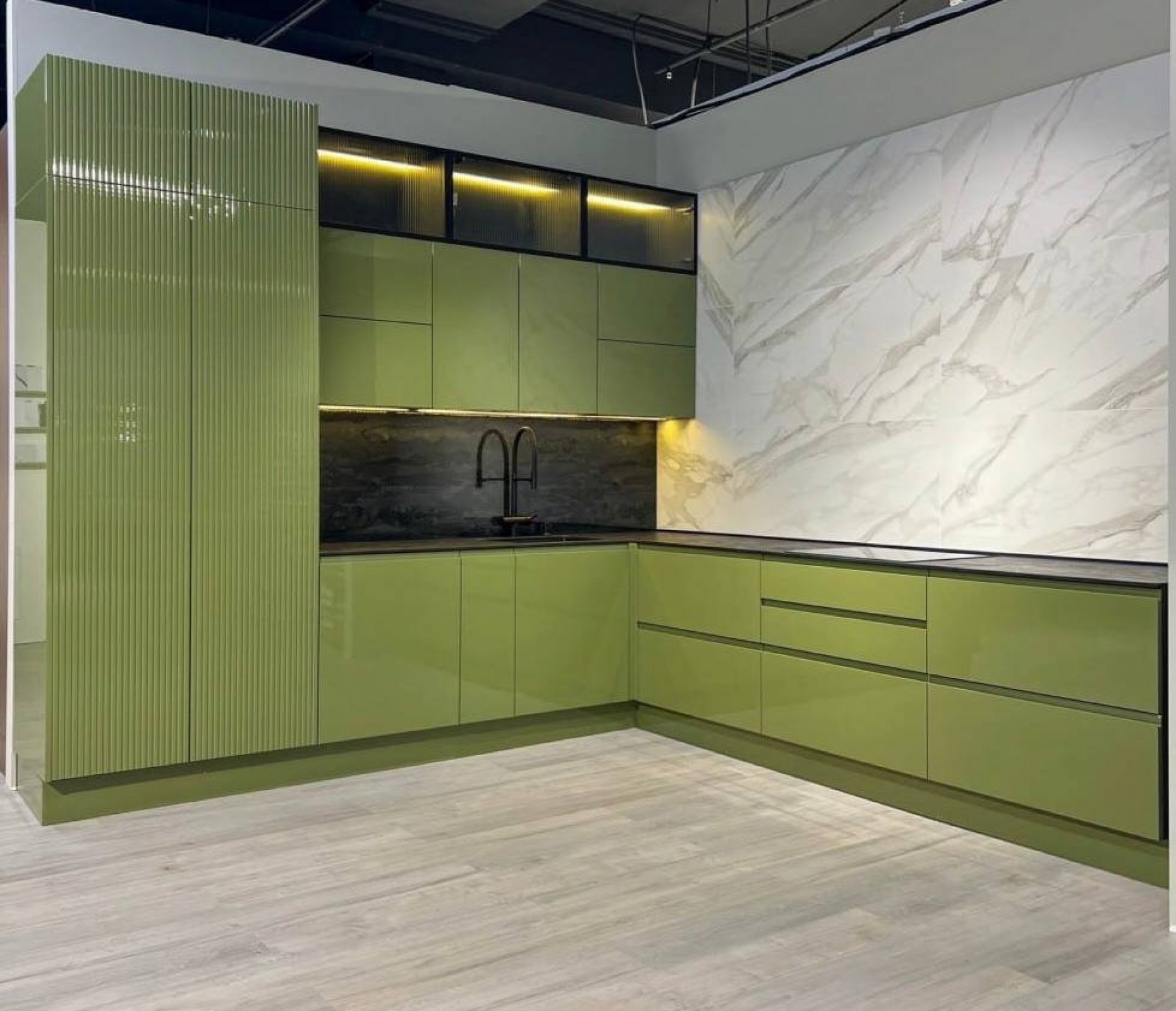 Угловая кухня 3000×3000×2596 мм — стекло + глянец RAL 6013, профиль Gola