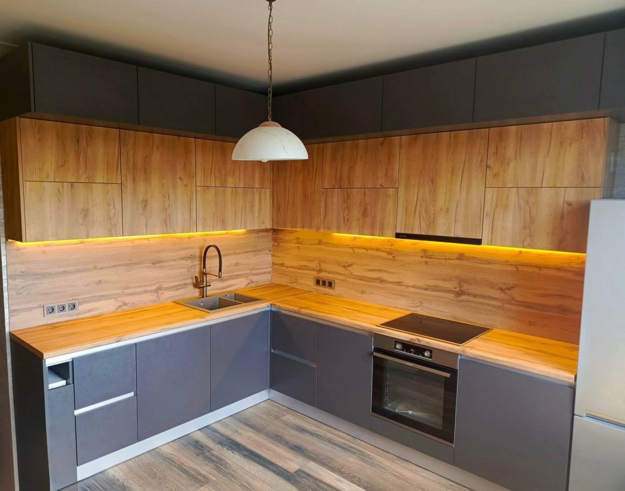 Угловая кухня «Элеганс» с LED подсветкой и профильными ручками Gola