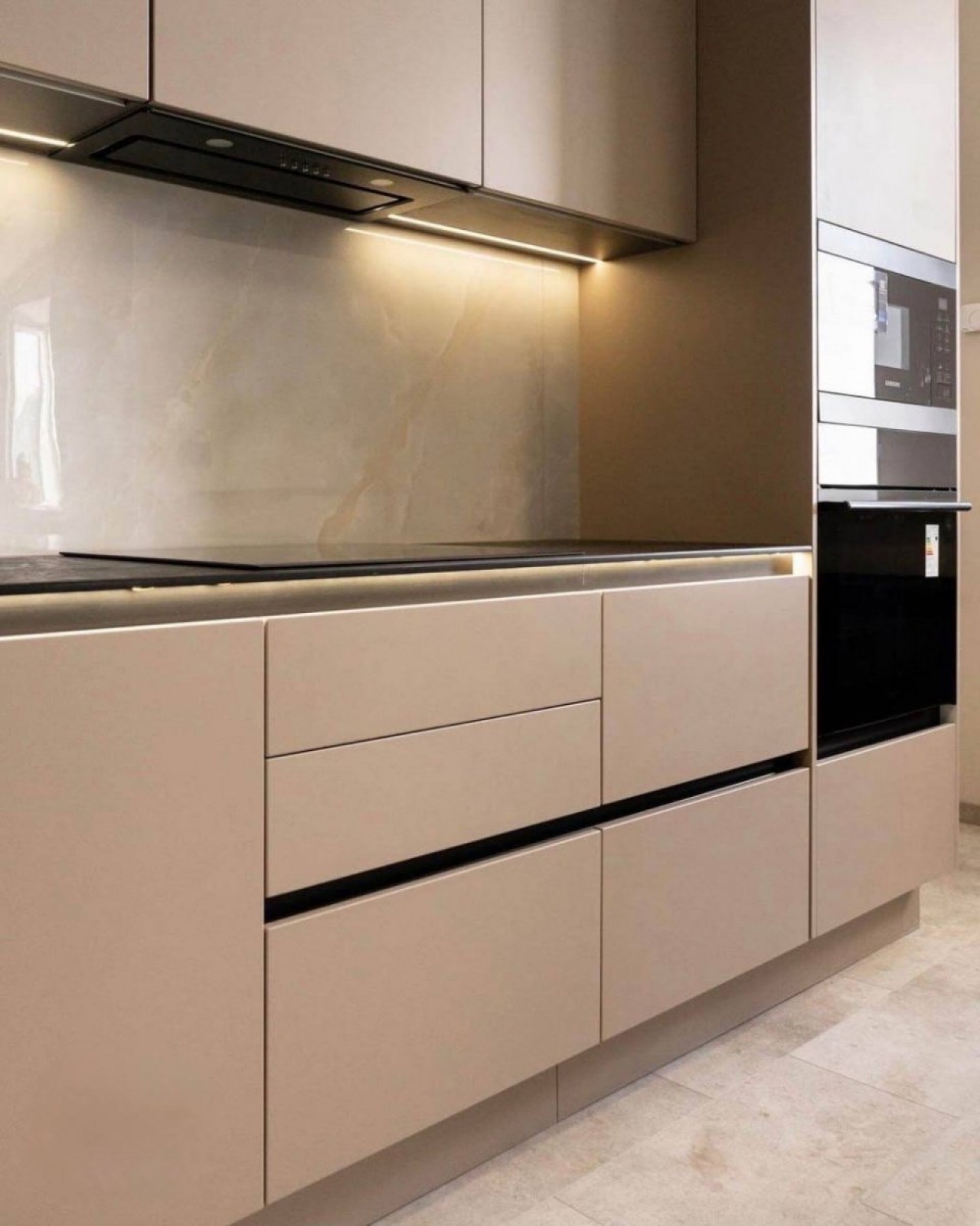 Угловая кухня с фасадами из МДФ в эмали