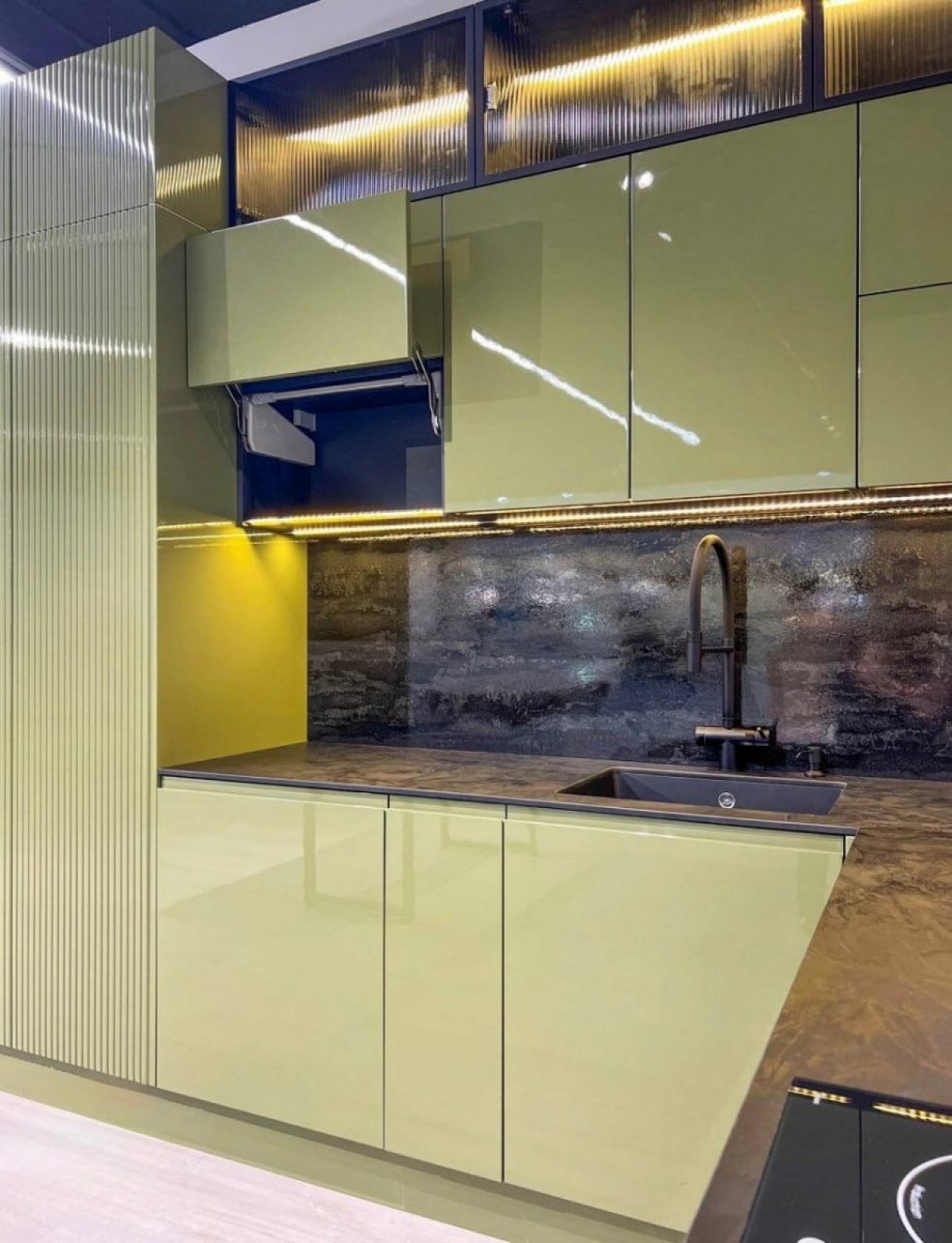 Угловая кухня 3000×3000×2596 мм — стекло + глянец RAL 6013, профиль Gola