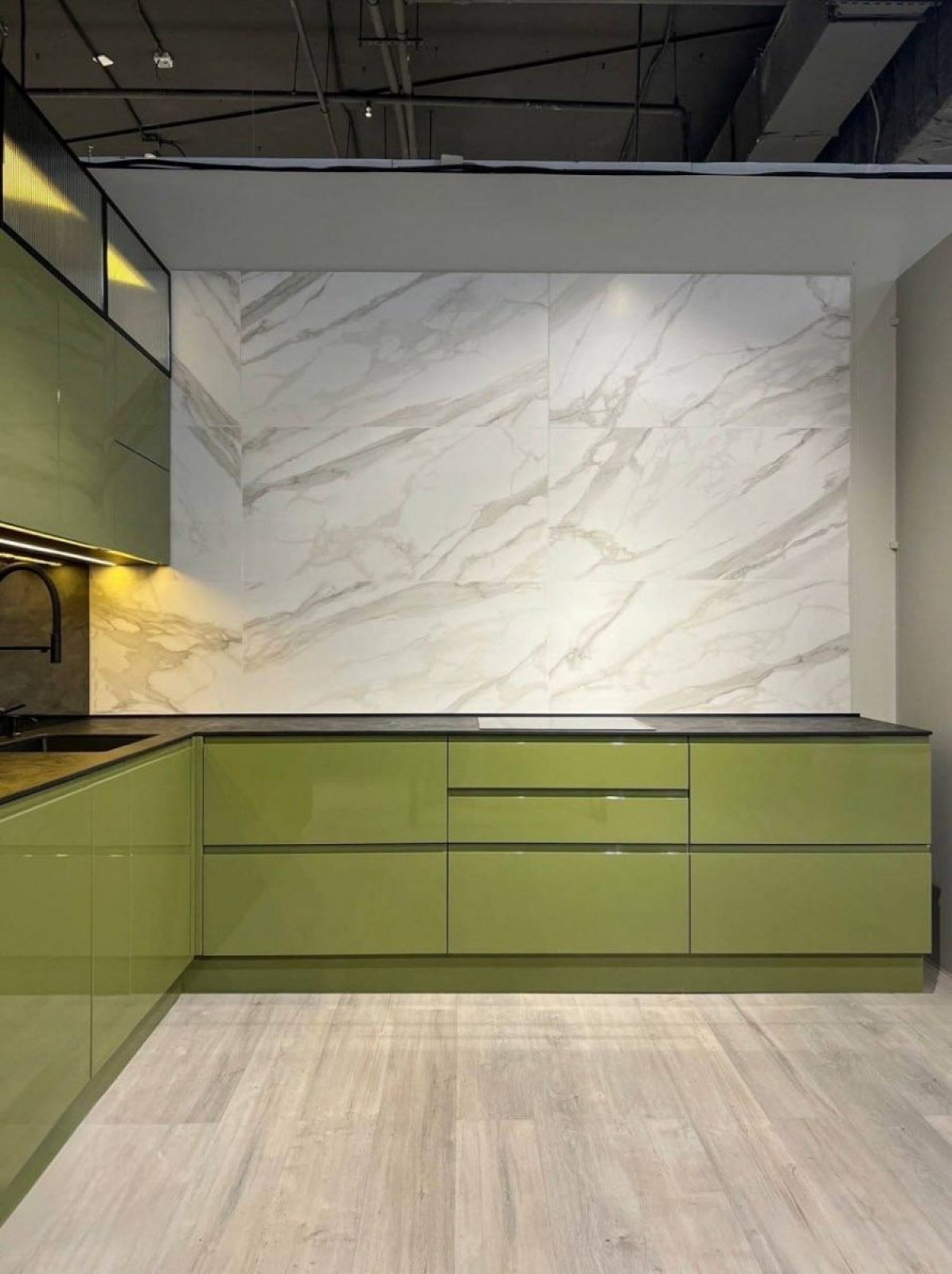 Угловая кухня 3000×3000×2596 мм — стекло + глянец RAL 6013, профиль Gola