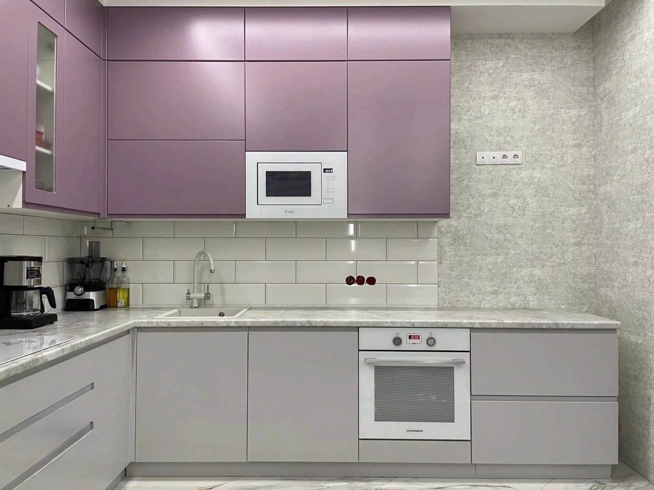 Современная угловая кухня от производителя с фасадами в эмали