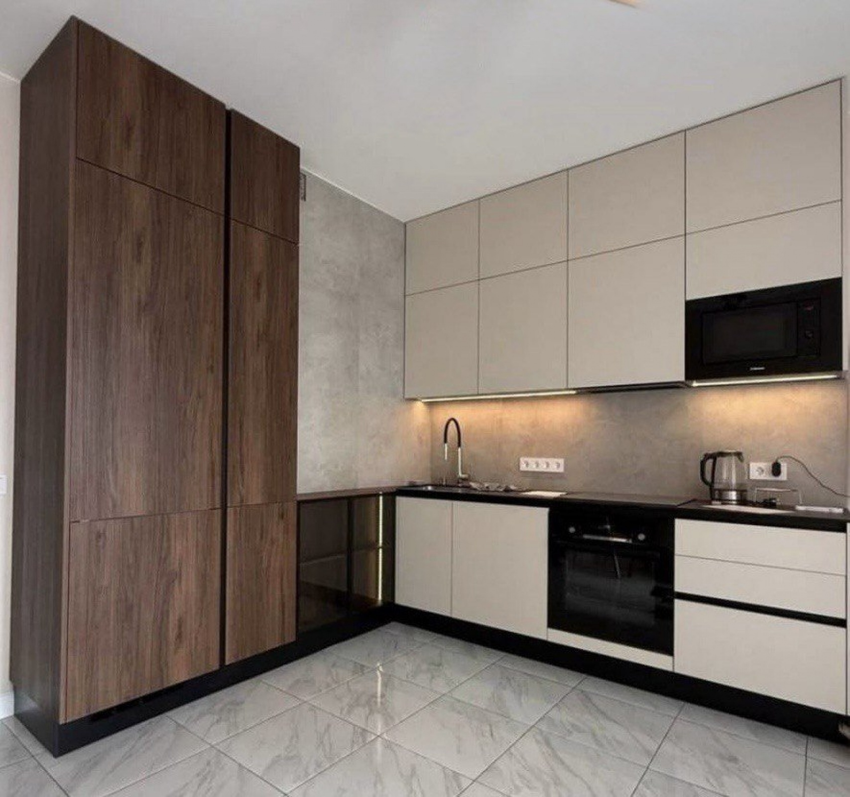 Кухня в городе Истра — тонированное стекло в алюминии, профиль Gola и мягкая подсветка