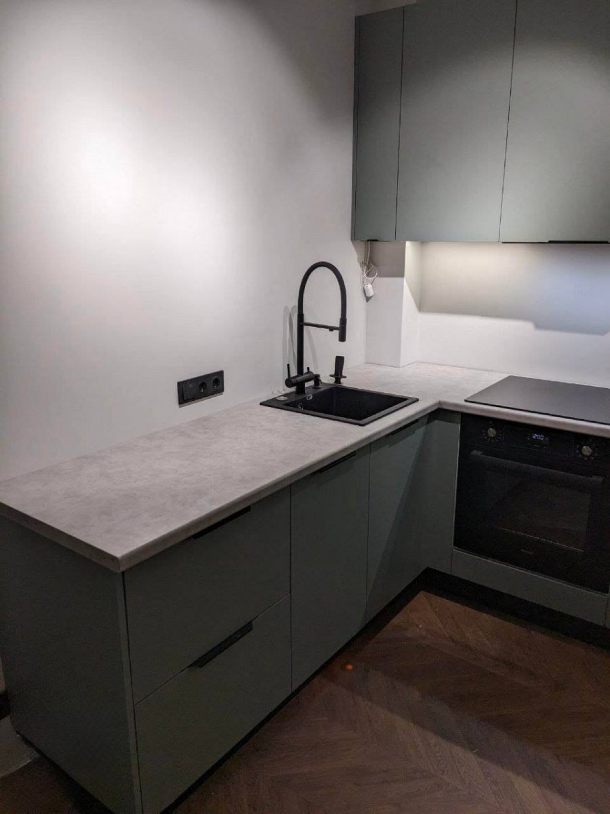 Современная кухня из МДФ в пленке с немецкой фурнитурой — изготовление по индивидуальным размерам