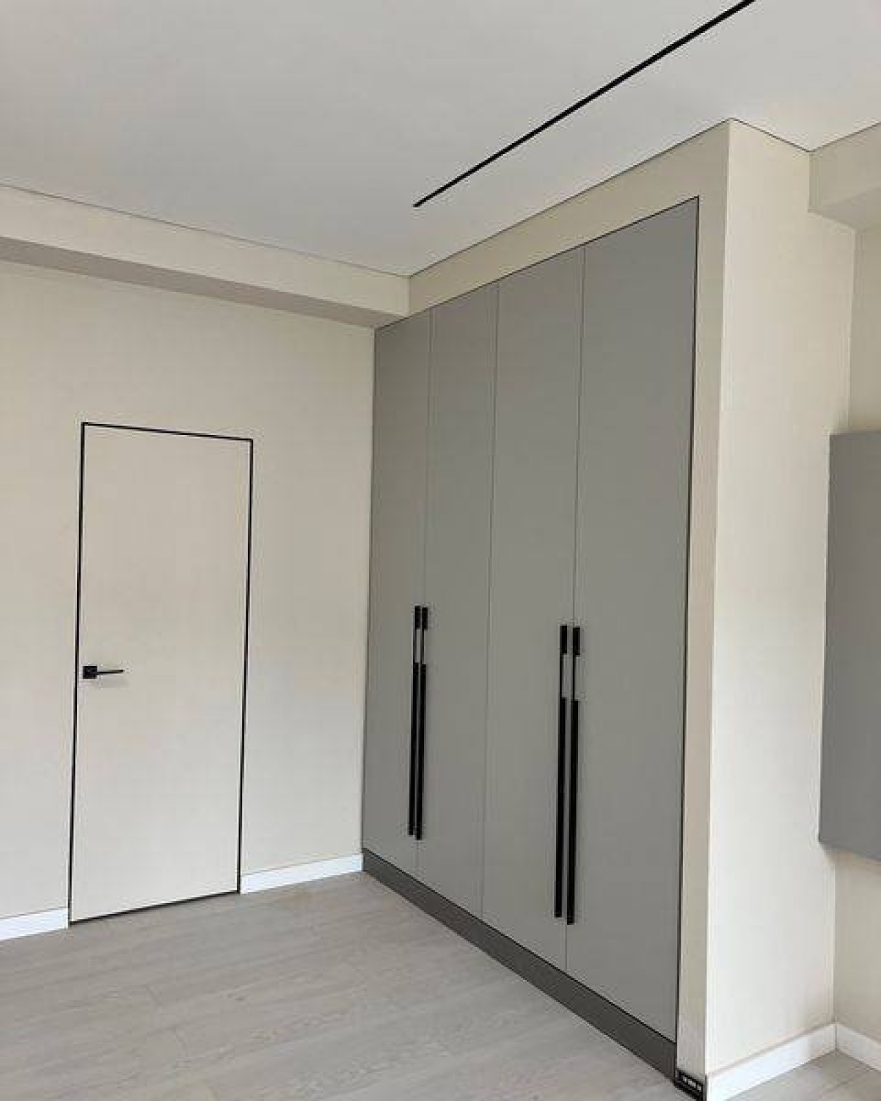 Распашной шкаф 1,6×2,5×0,6 на заказ из ЛДСП Egger с фурнитурой Blum — надежно, стильно и практично.