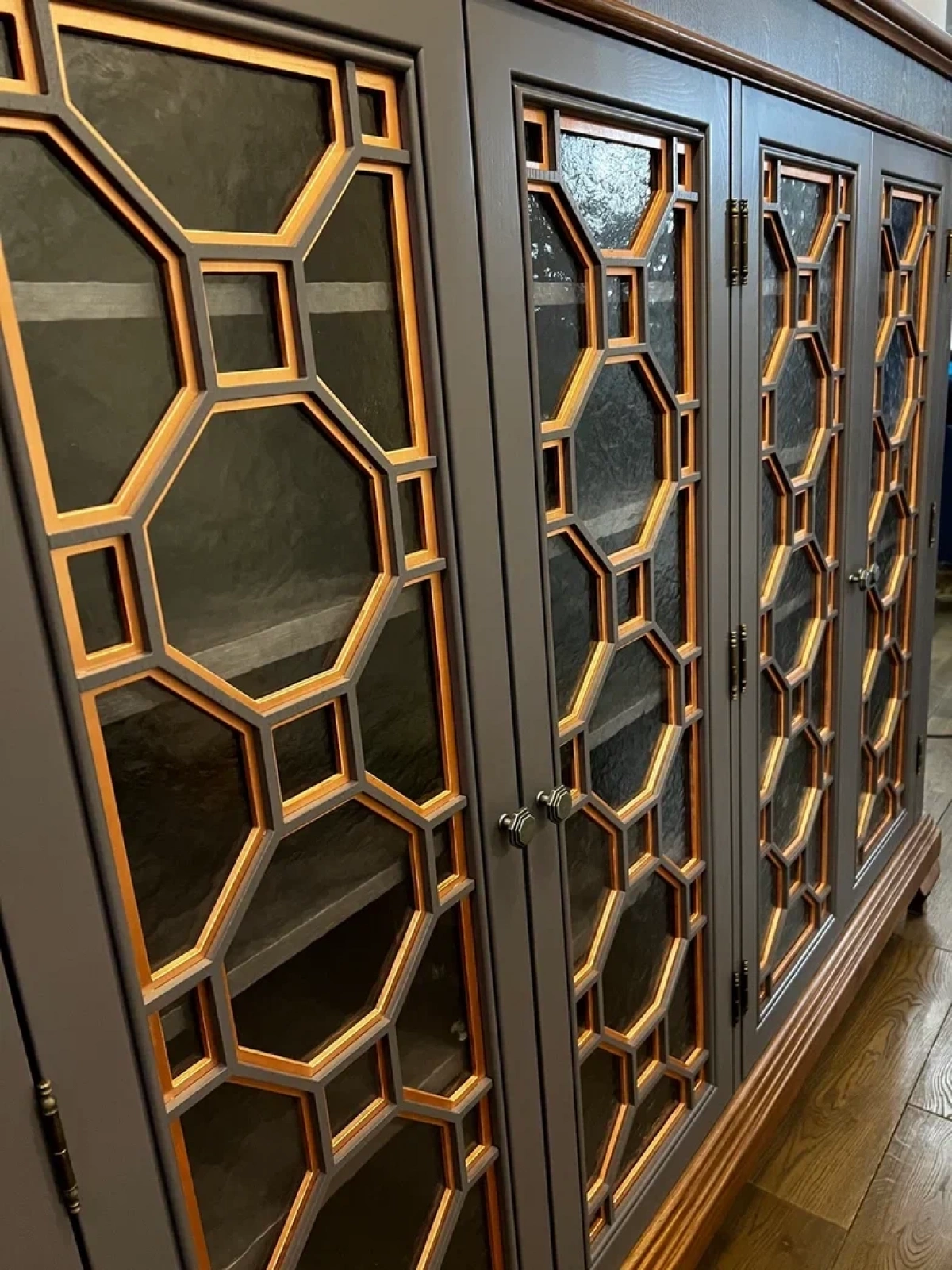 Тумба с резными фасадами и стеклянными вставками для гостиной